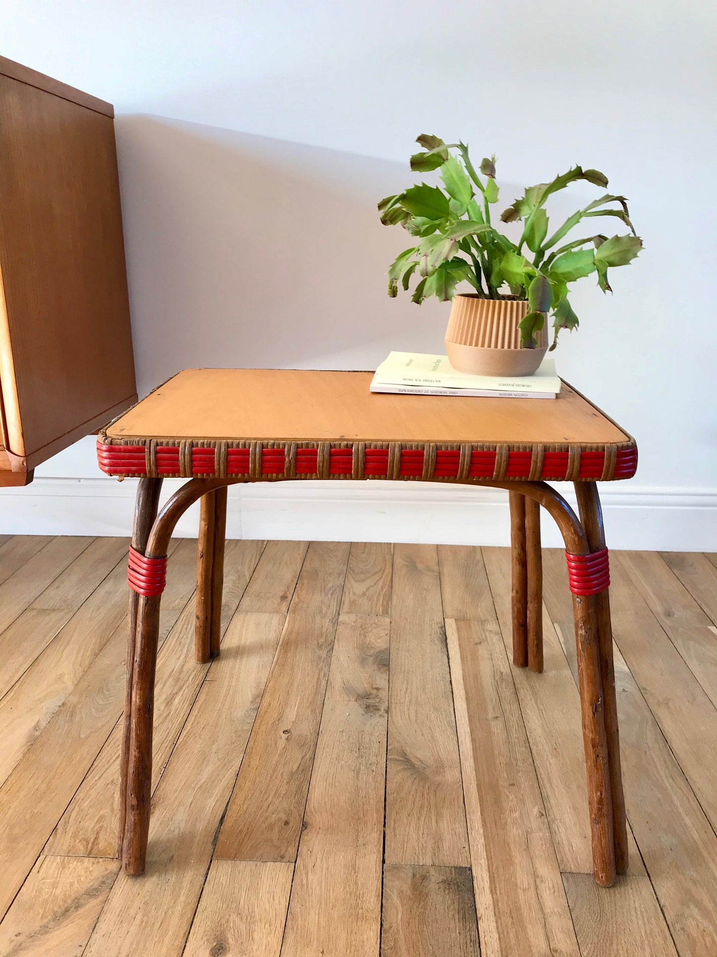 Table basse en rotin miel et rouge années 60