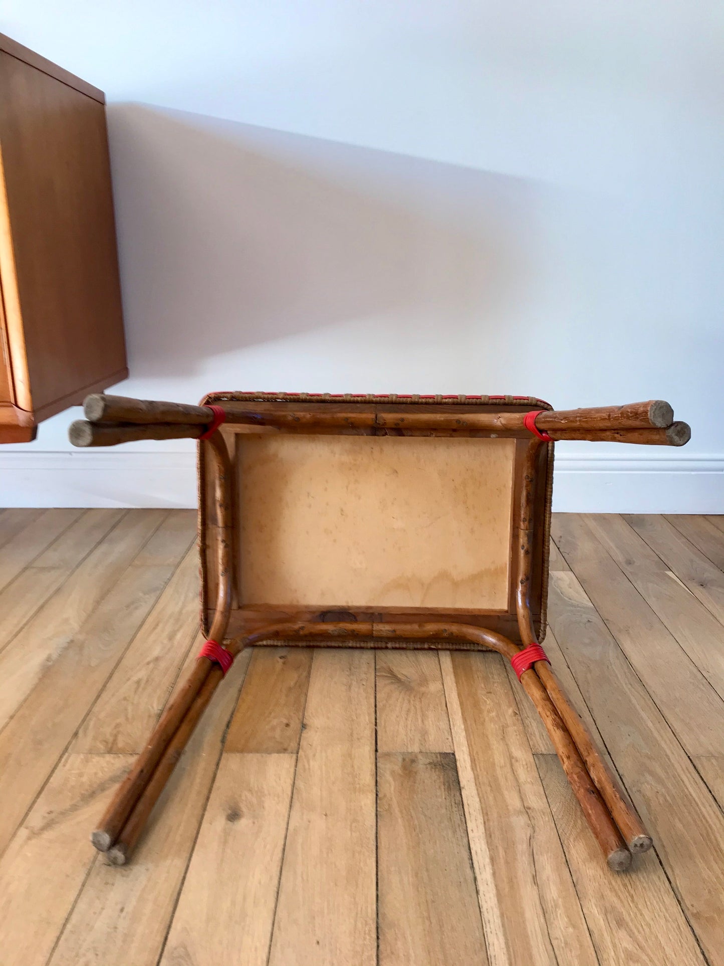 Table basse en rotin miel et rouge années 60