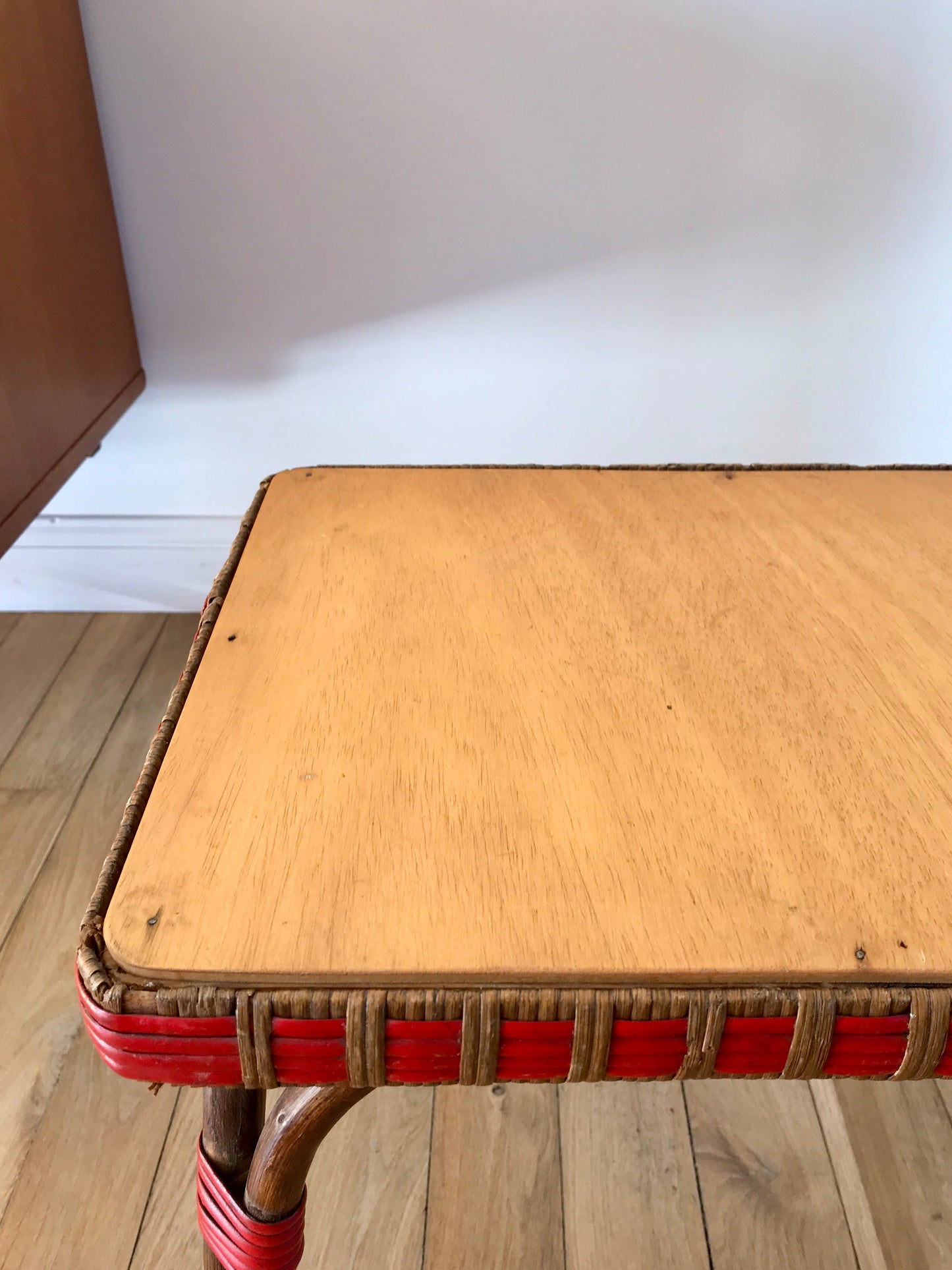 Table basse en rotin miel et rouge années 60
