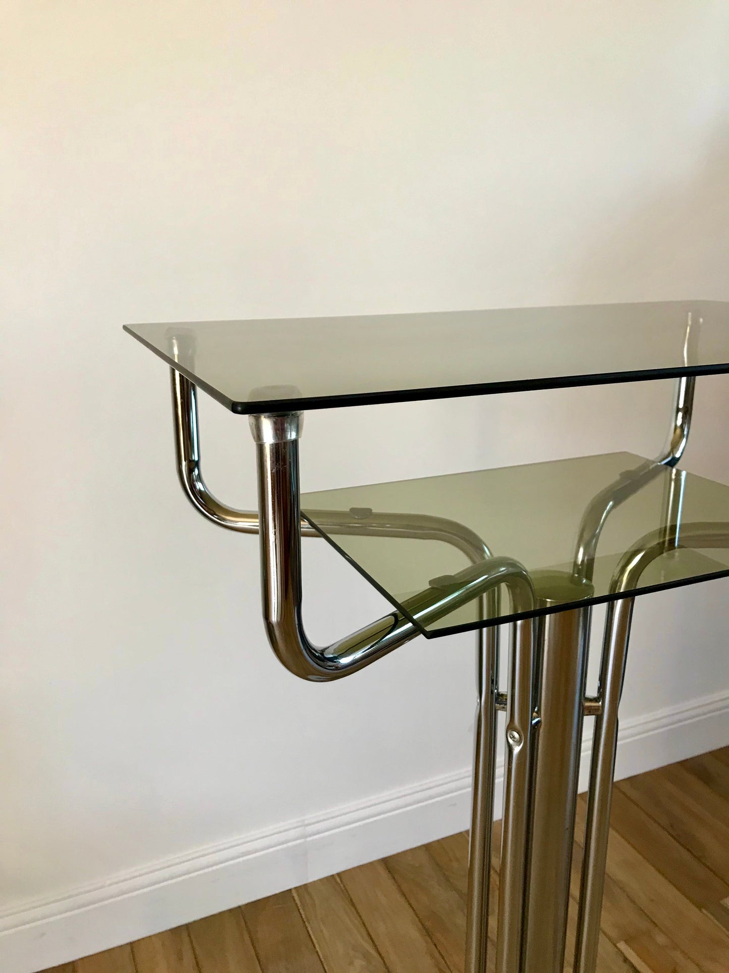 Table d'appoint design en chrome, marbre et verre fumé années 70