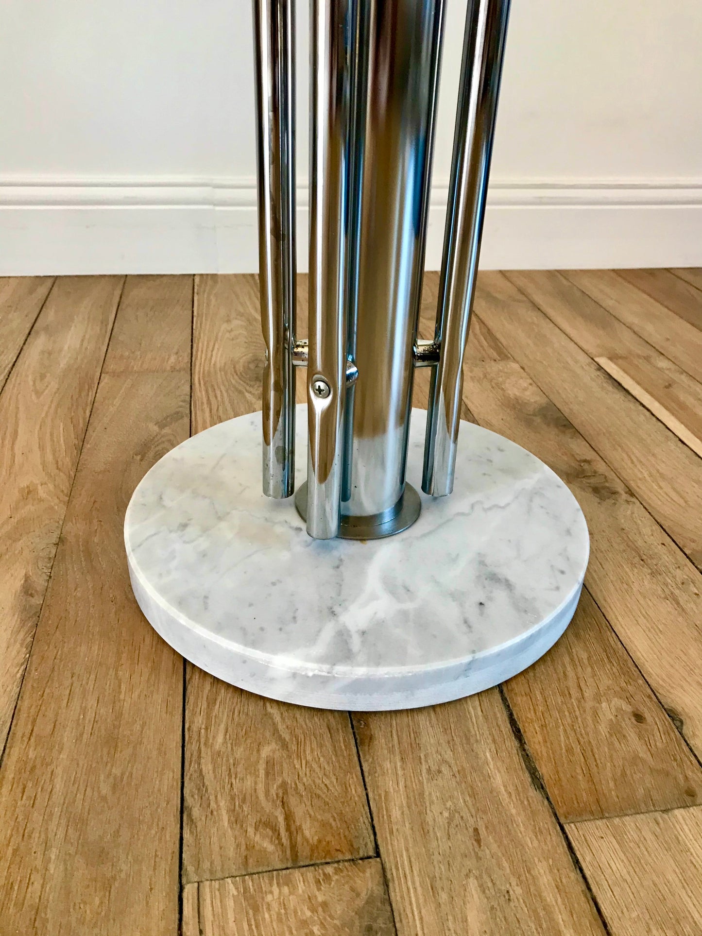 Table d'appoint design en chrome, marbre et verre fumé années 70