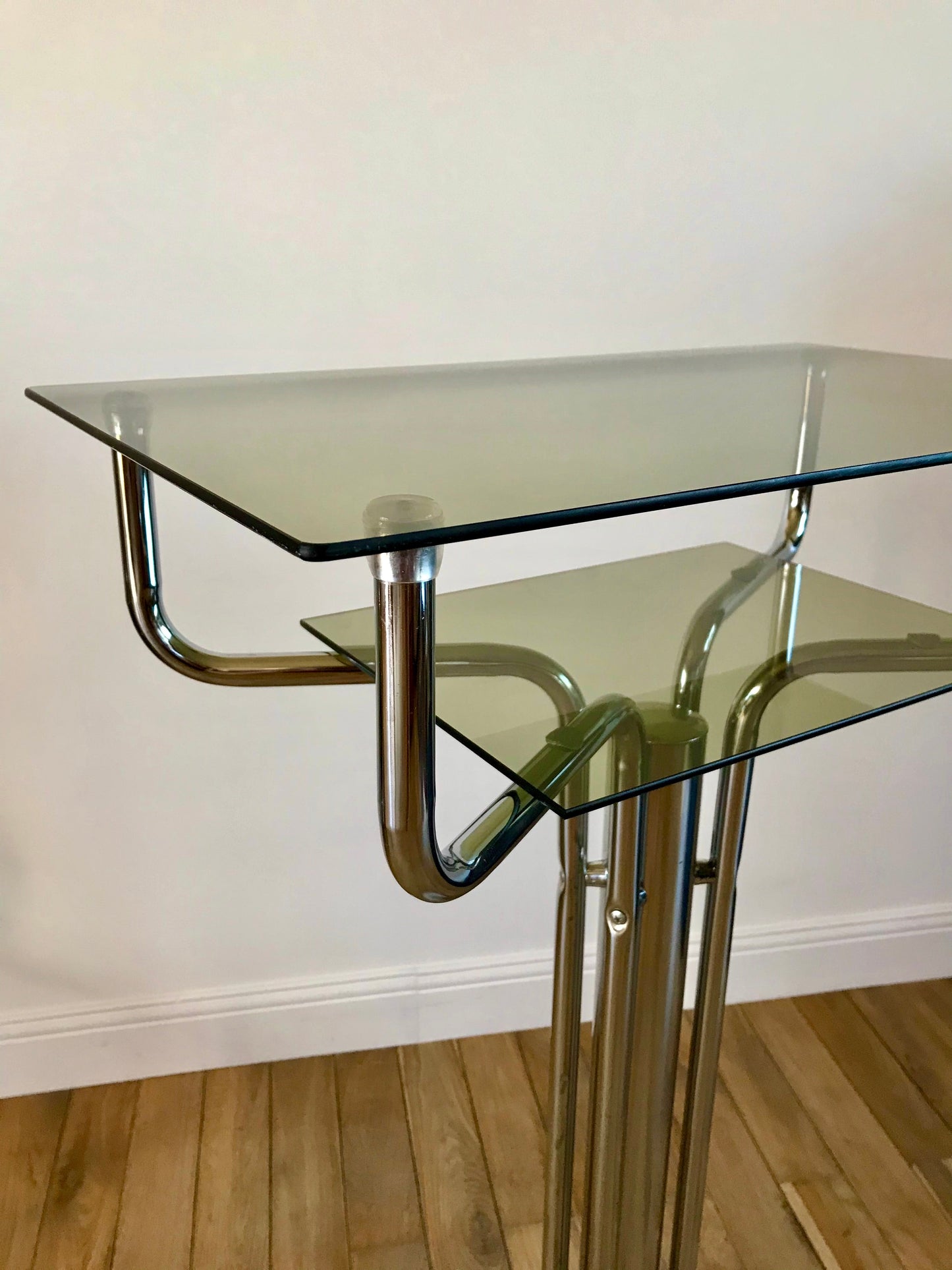 Table d'appoint design en chrome, marbre et verre fumé années 70