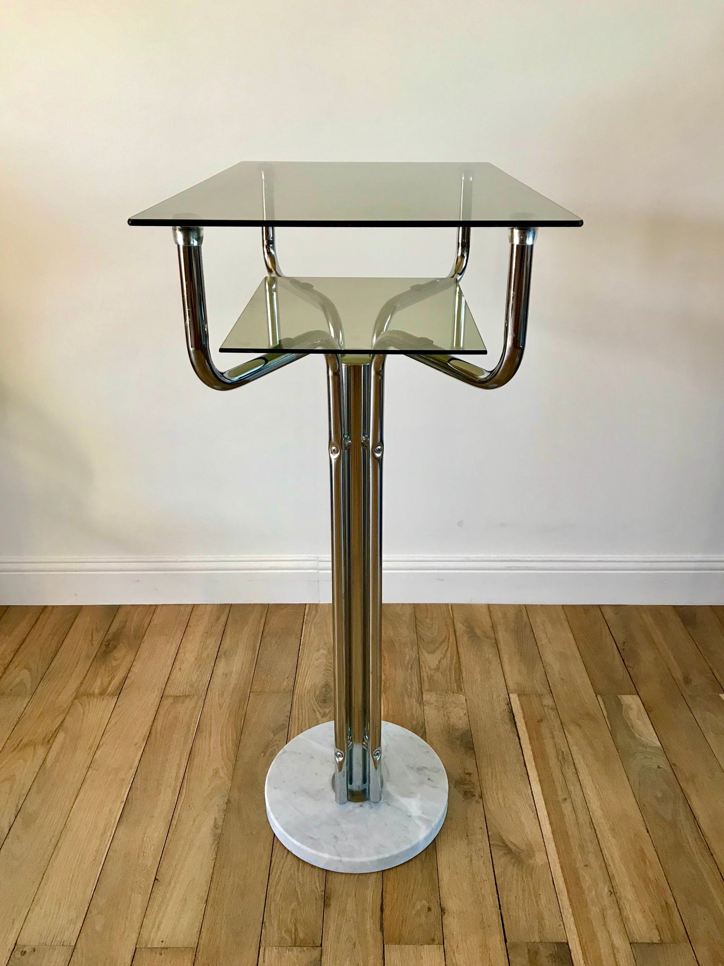 Table d'appoint design en chrome, marbre et verre fumé années 70