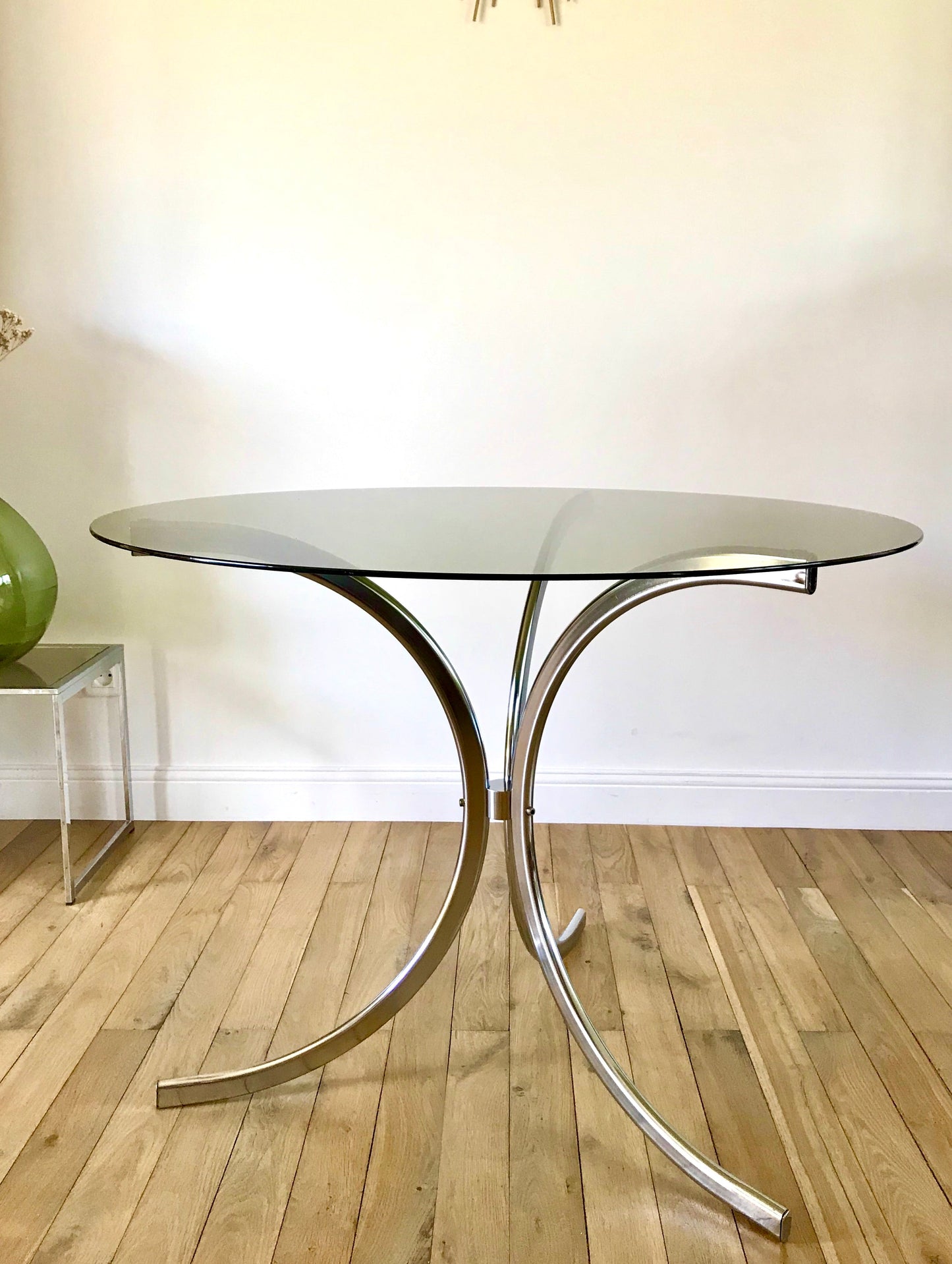 Table à manger en chrome et verre fumé design années 70