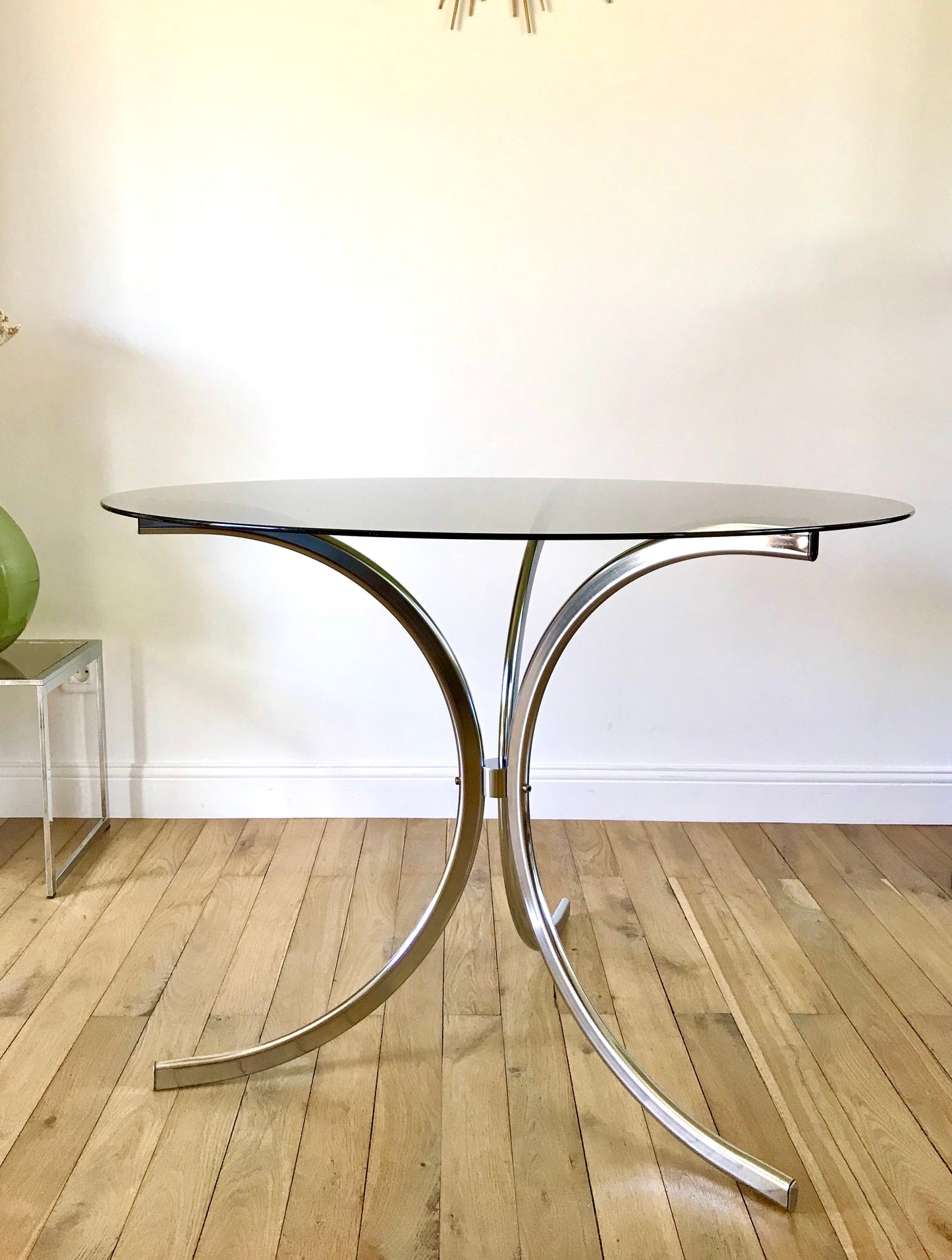 Table à manger en chrome et verre fumé design années 70
