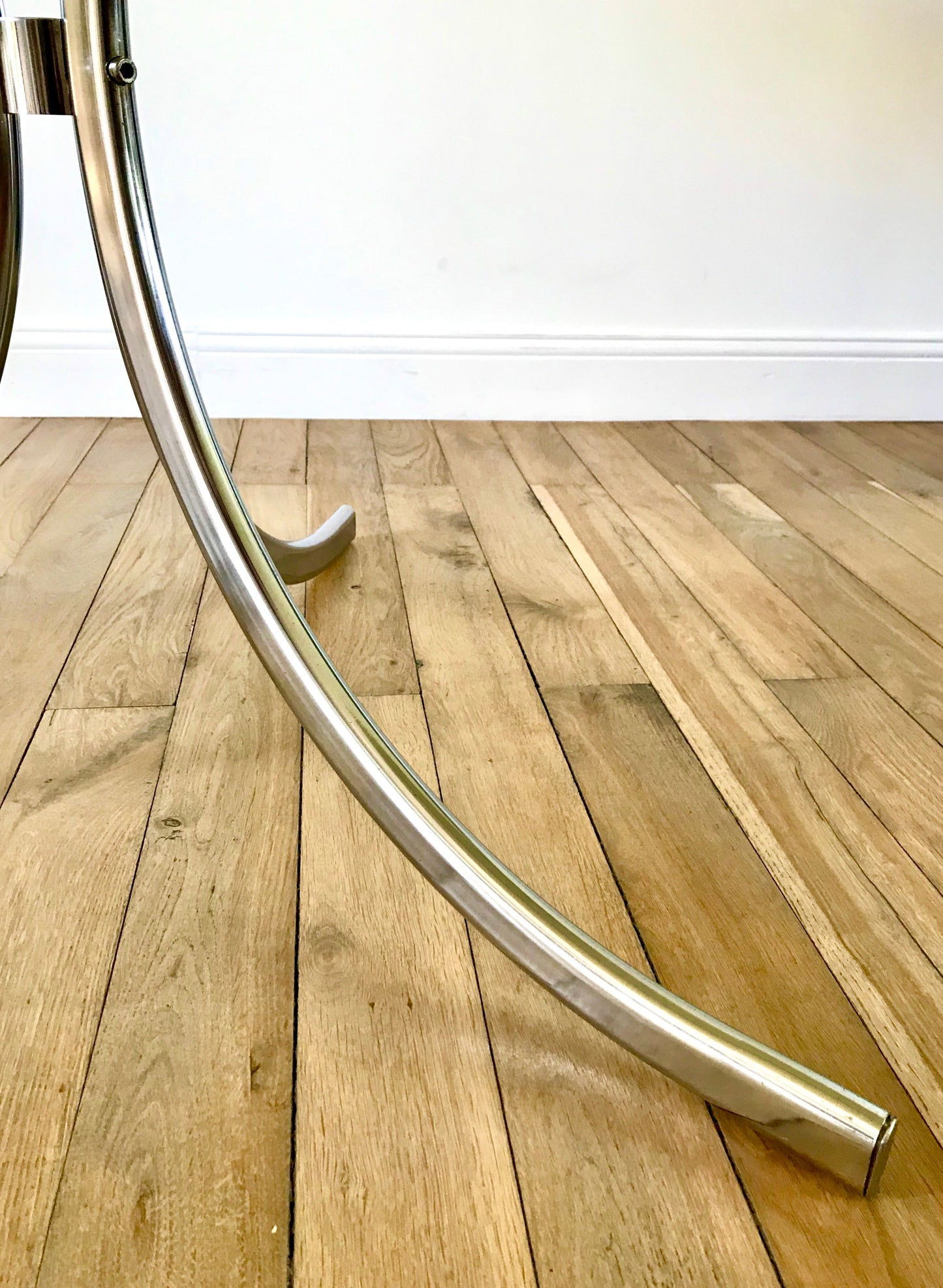 Table à manger en chrome et verre fumé design années 70