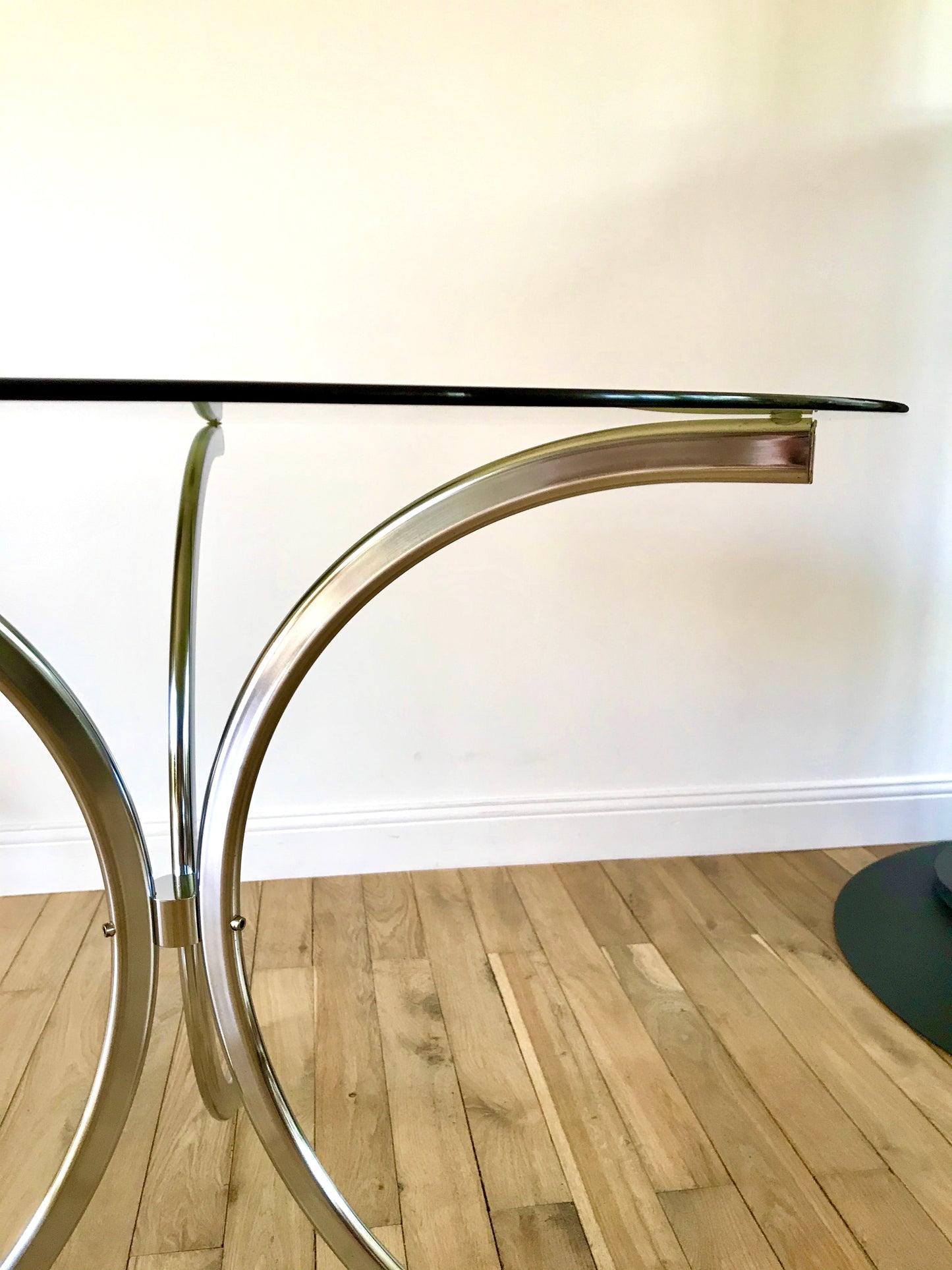 Table à manger en chrome et verre fumé design années 70