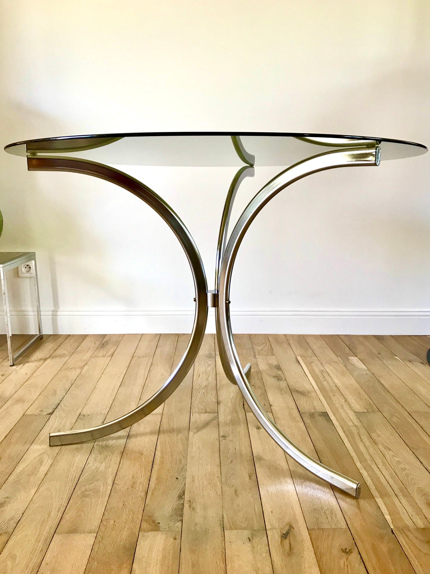 Table à manger en chrome et verre fumé design années 70