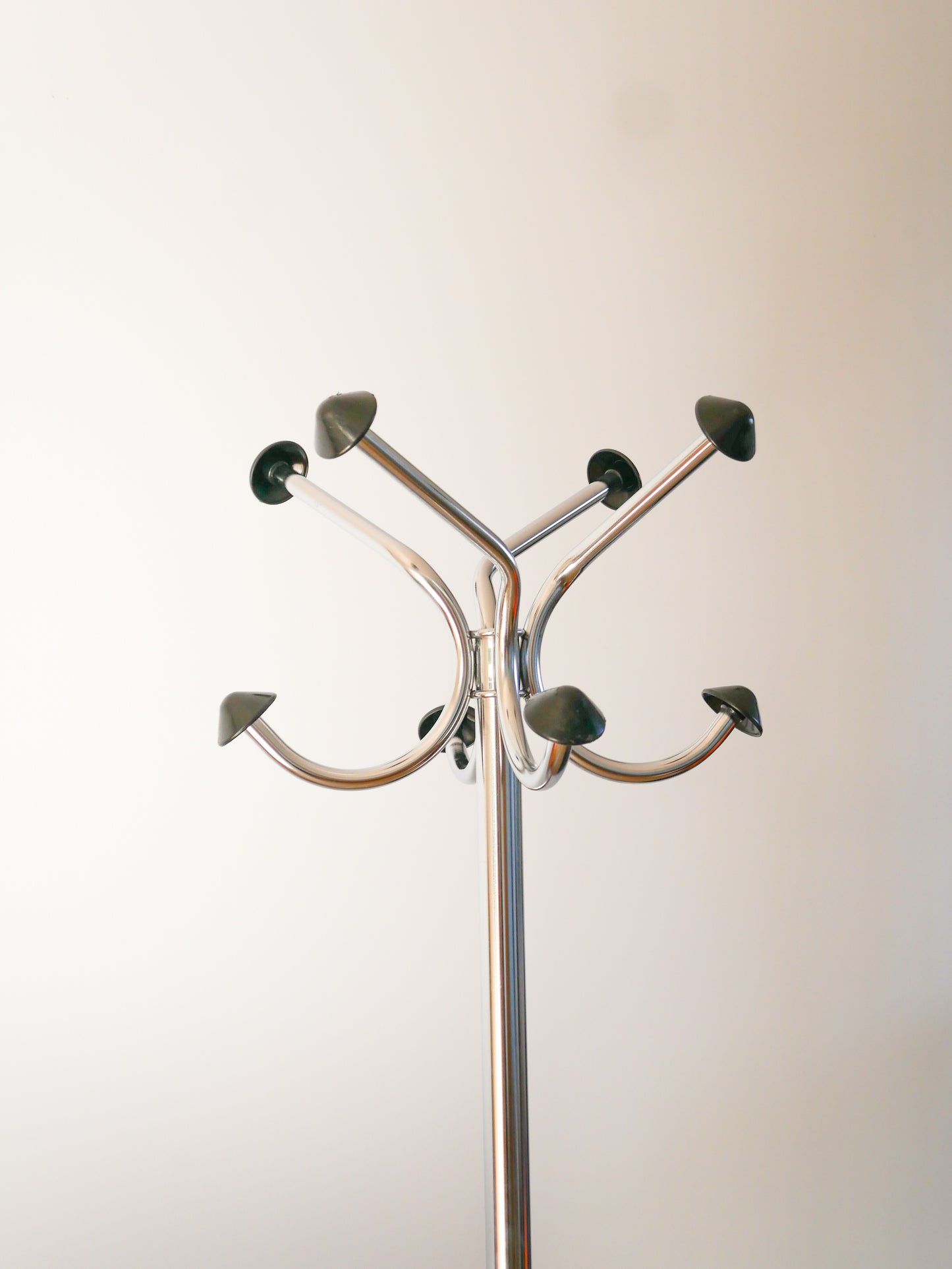 Porte-manteau en chrome et plastique noir, Design Bauhaus, 1970