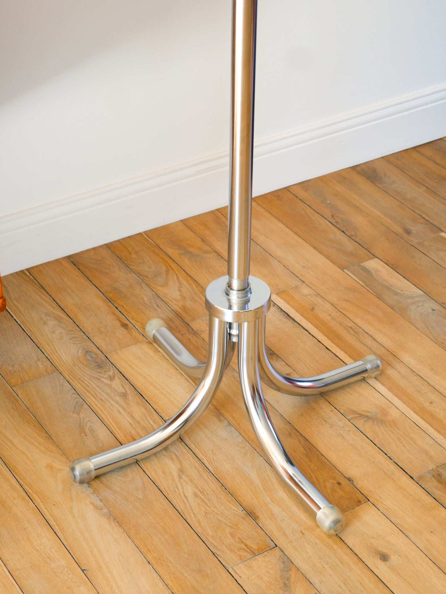 Porte-manteau en chrome et plastique noir, Design Bauhaus, 1970