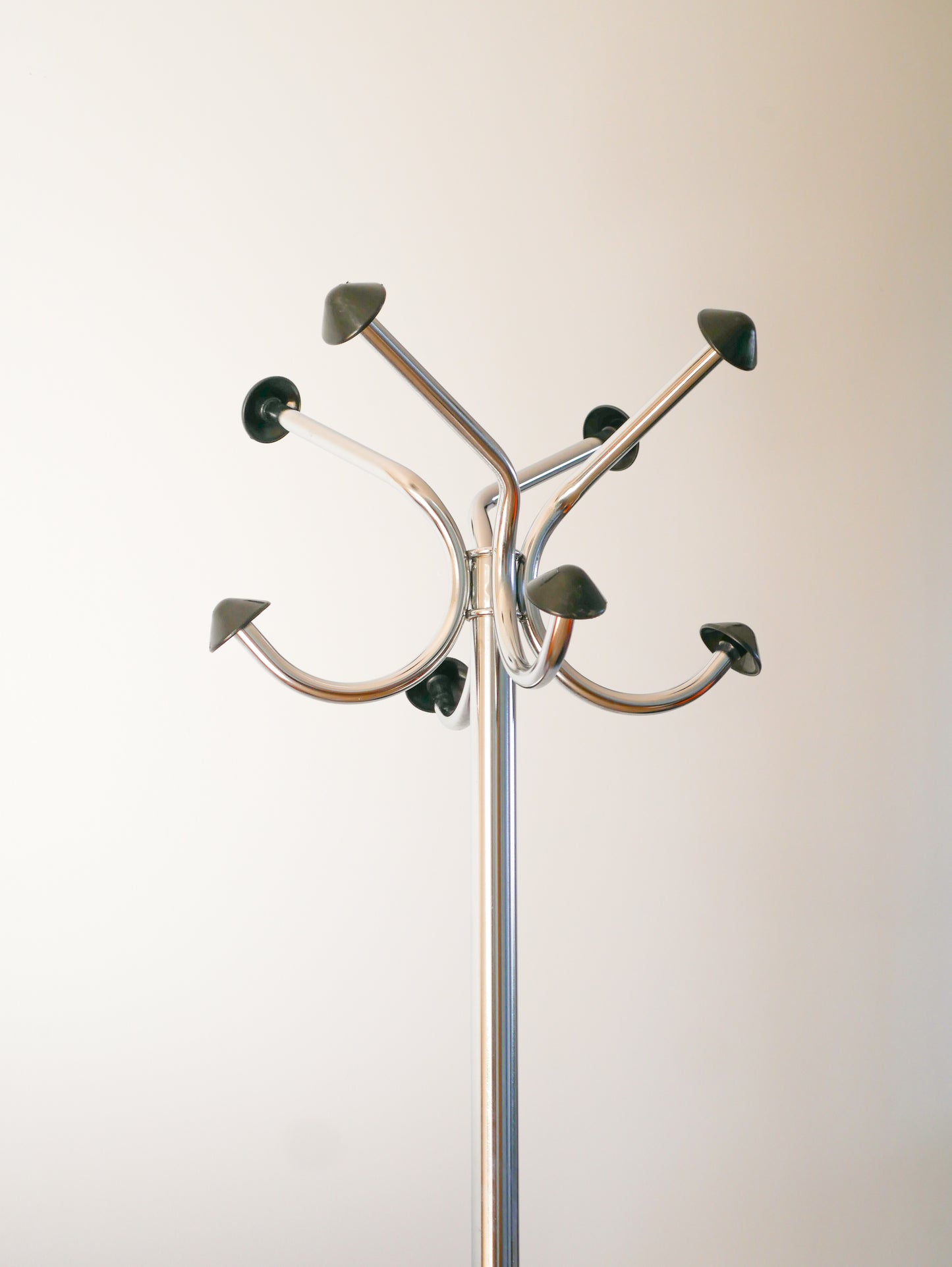 Porte-manteau en chrome et plastique noir, Design Bauhaus, 1970