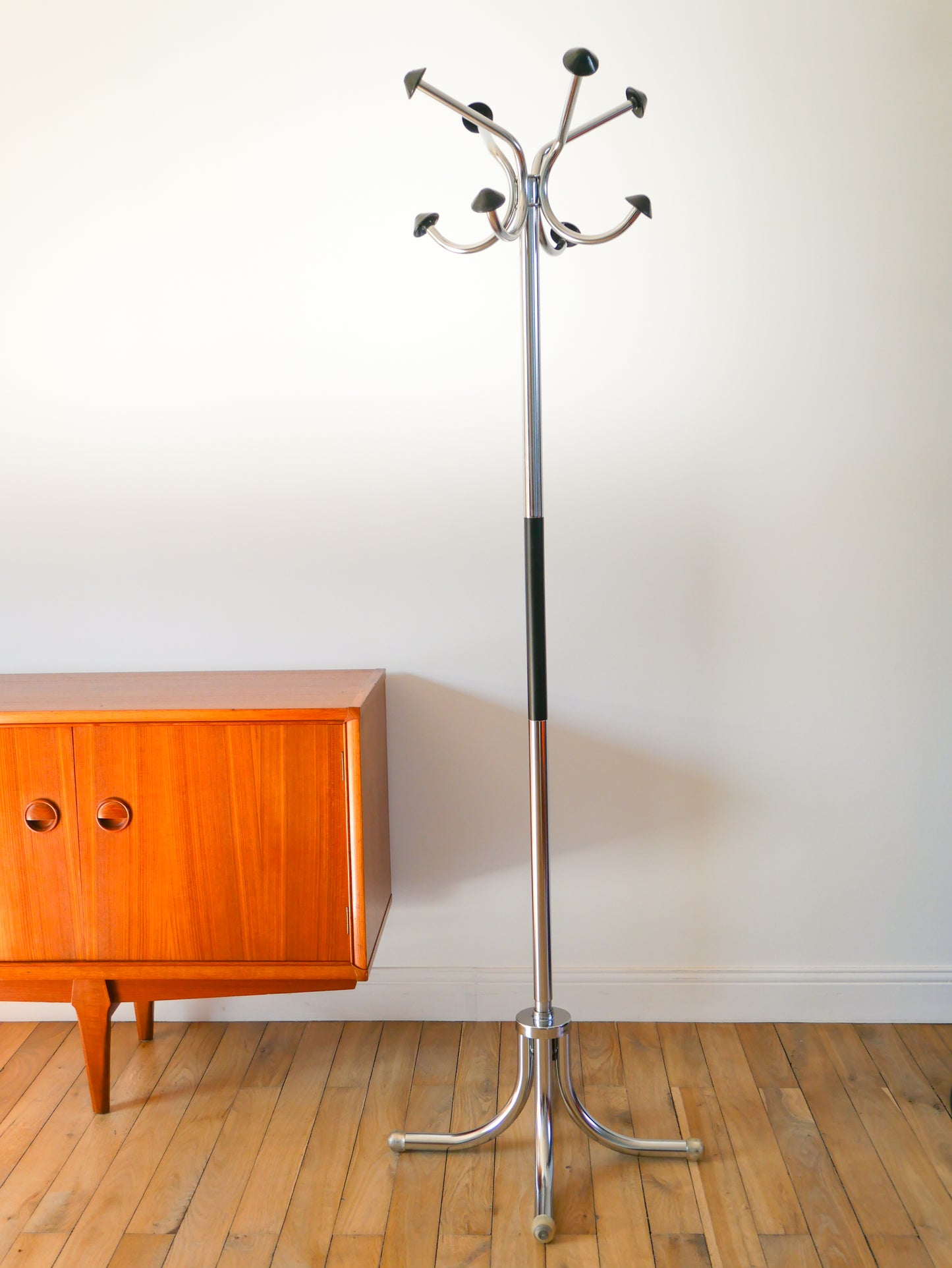 Porte-manteau en chrome et plastique noir, Design Bauhaus, 1970