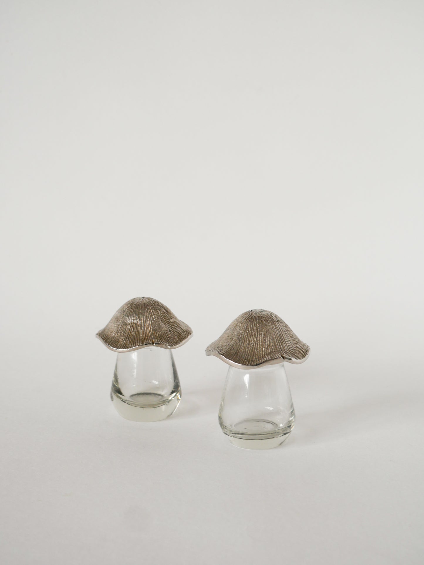 Sel et poivre en métal argenté et verre, Champignons, 1930