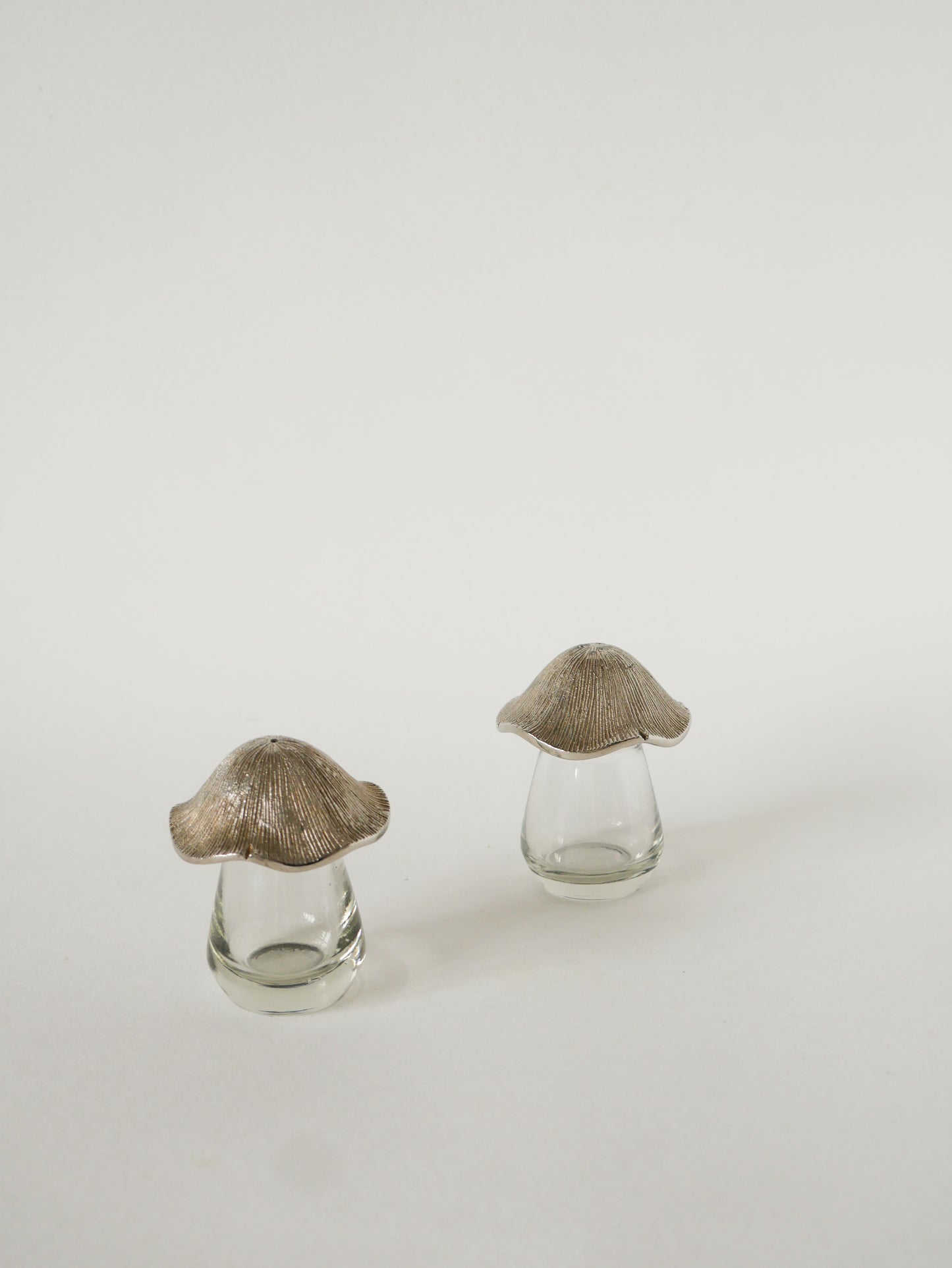 Sel et poivre en métal argenté et verre, Champignons, 1930
