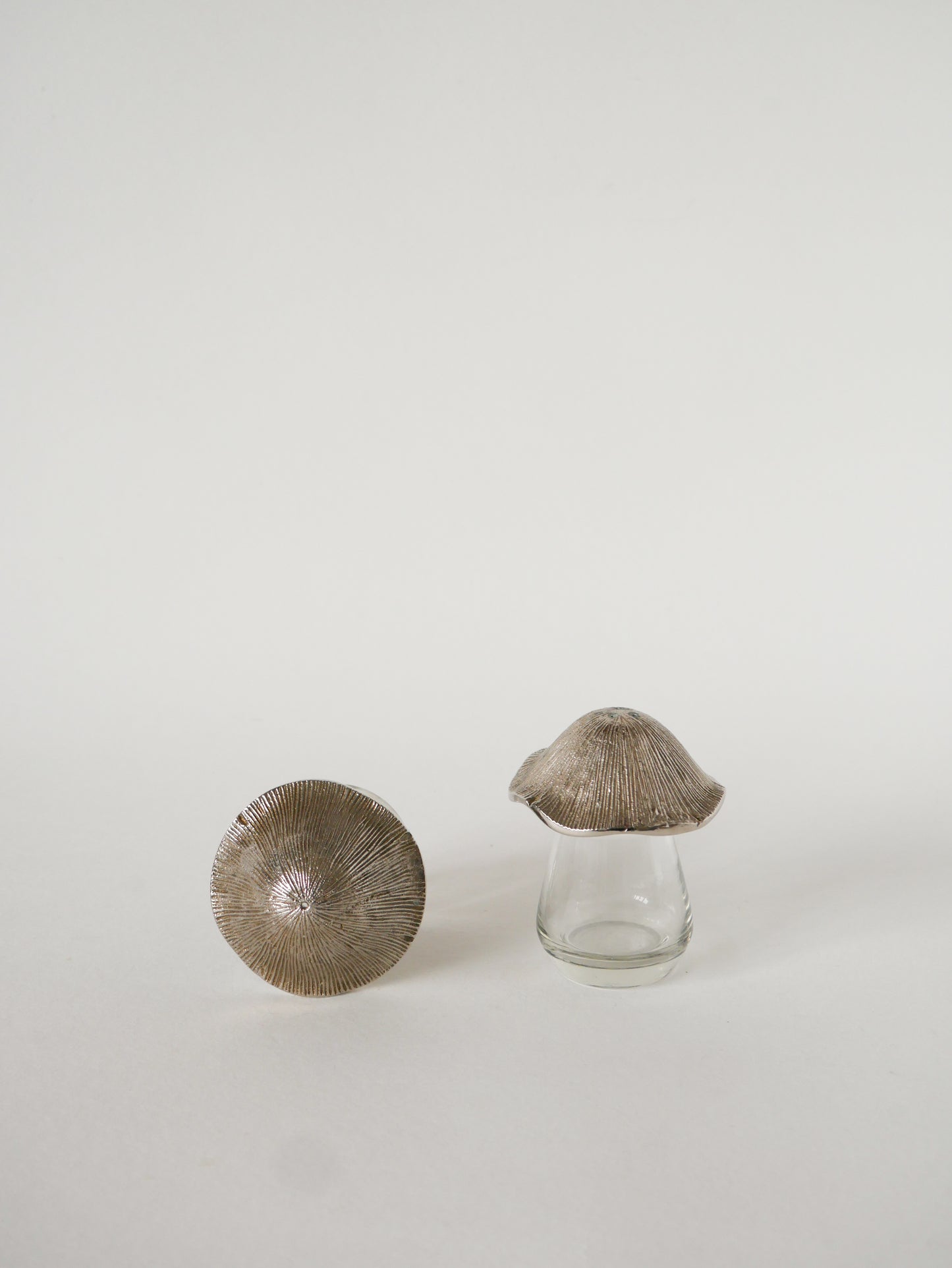 Sel et poivre en métal argenté et verre, Champignons, 1930