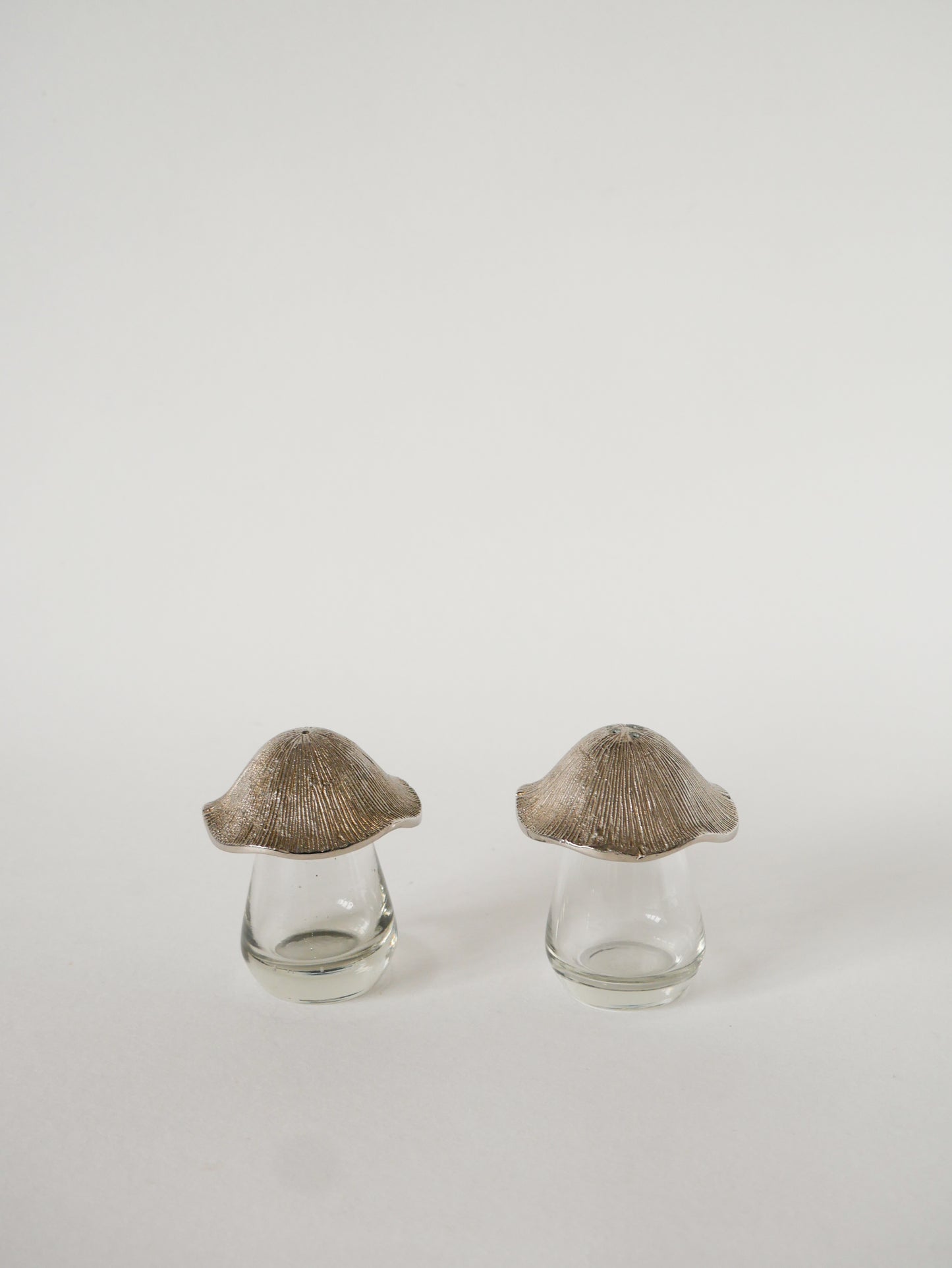 Sel et poivre en métal argenté et verre, Champignons, 1930