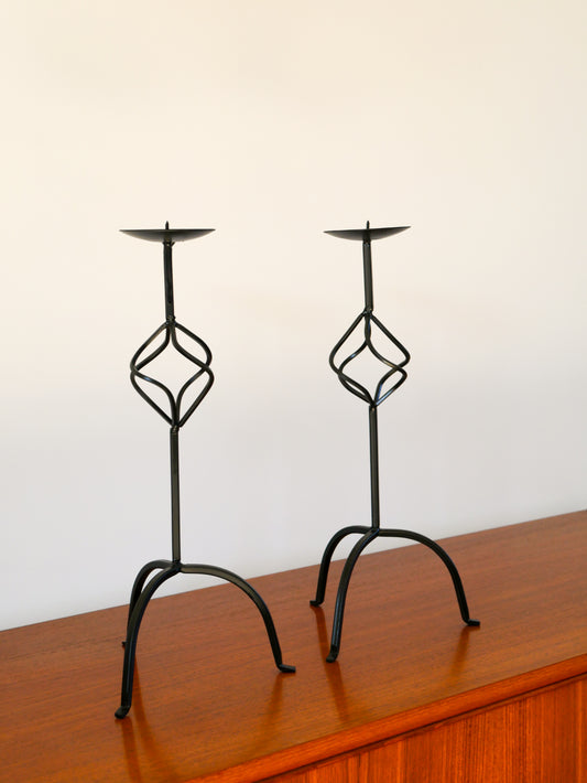 Paire de chandeliers tripodes torsadés en fer Noir, Brutaliste, 1970 - 44 cm
