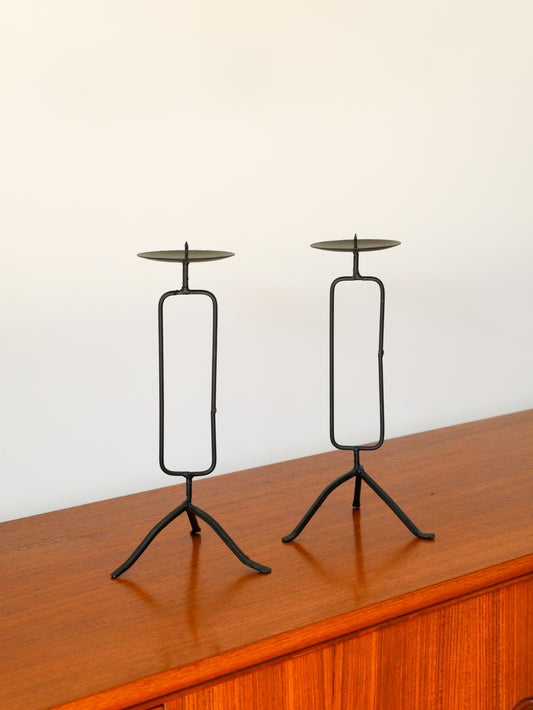 Paire de chandeliers tripodes en fer Noir, Brutaliste, 1970 - 30 cm