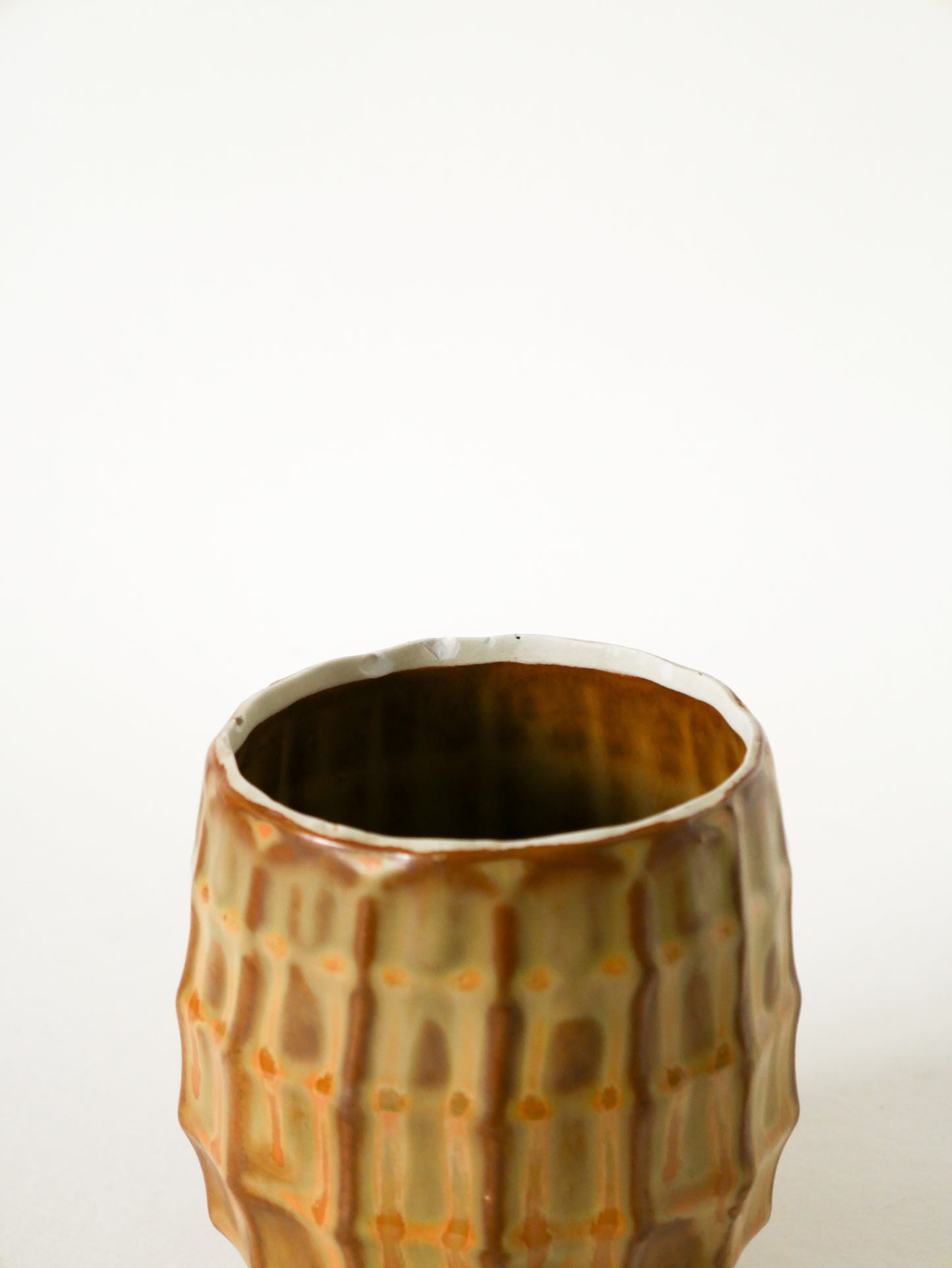 Cache-pot en céramqique facetté, Signé, 1960