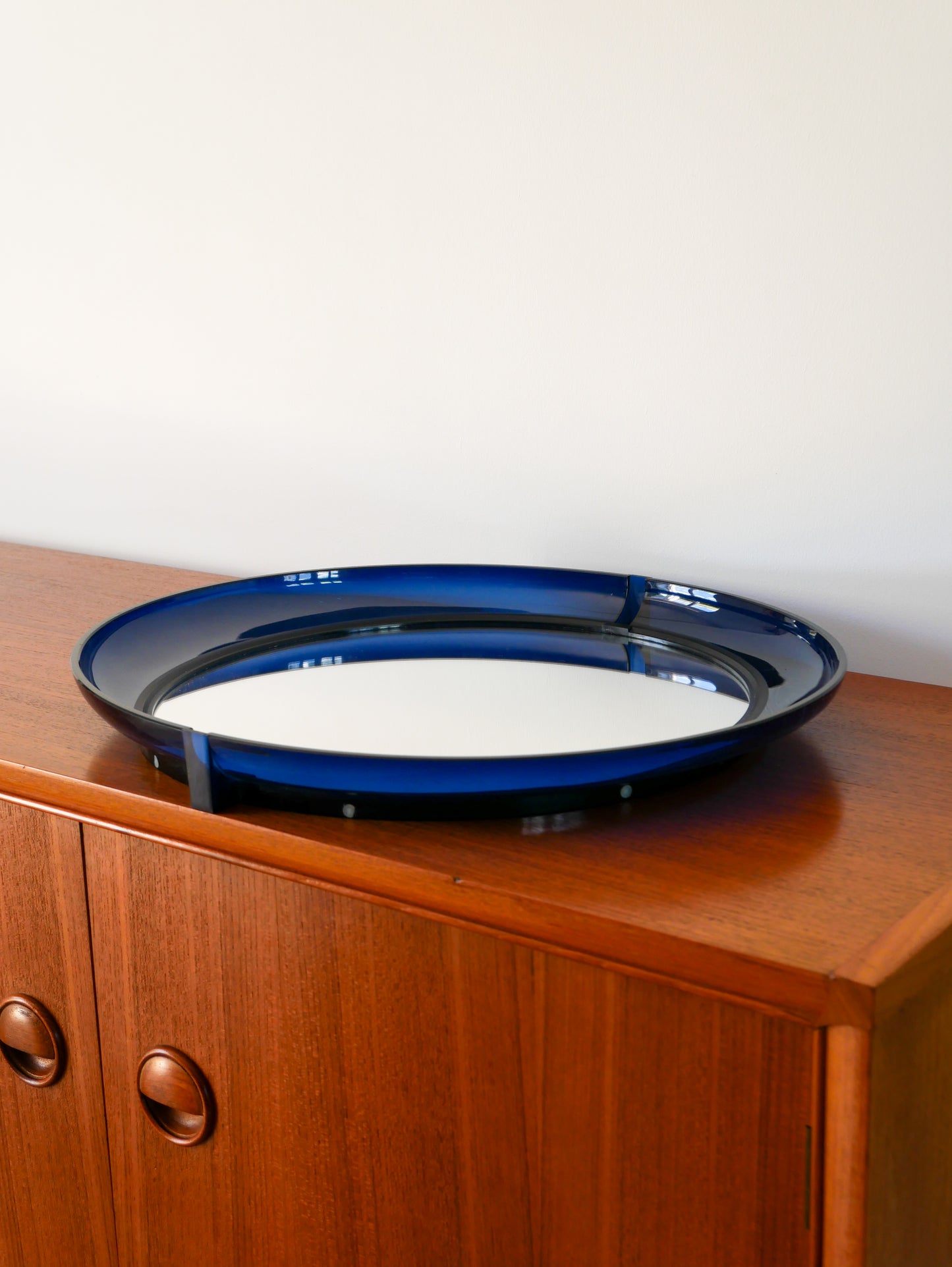 Miroir oval en plexi bleu marine, 1970
