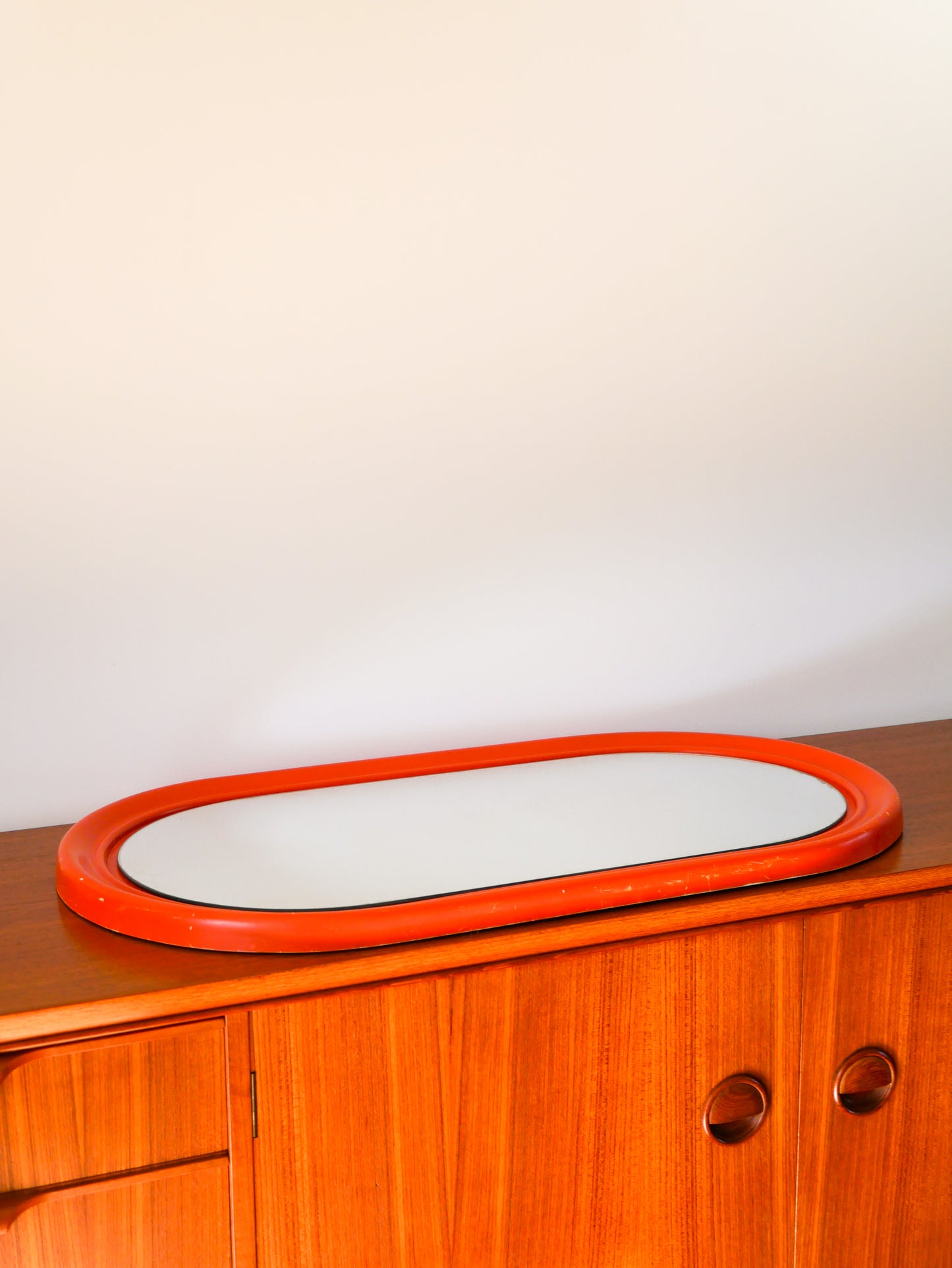 Grand miroir oval en plastique orange, Design, 1970