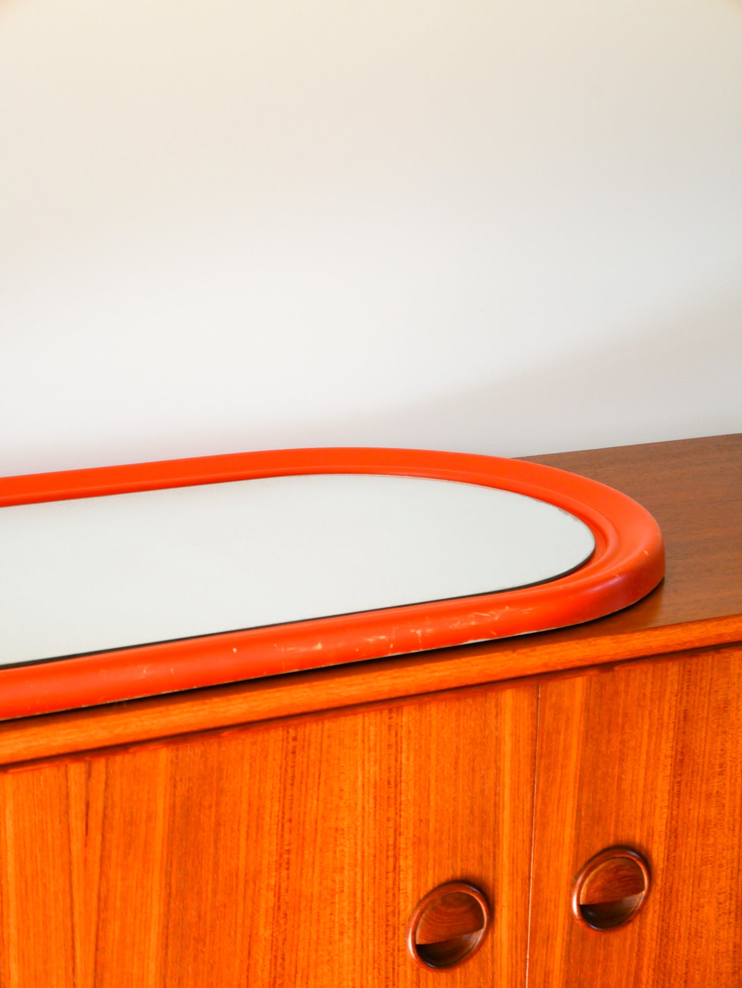 Grand miroir oval en plastique orange, Design, 1970