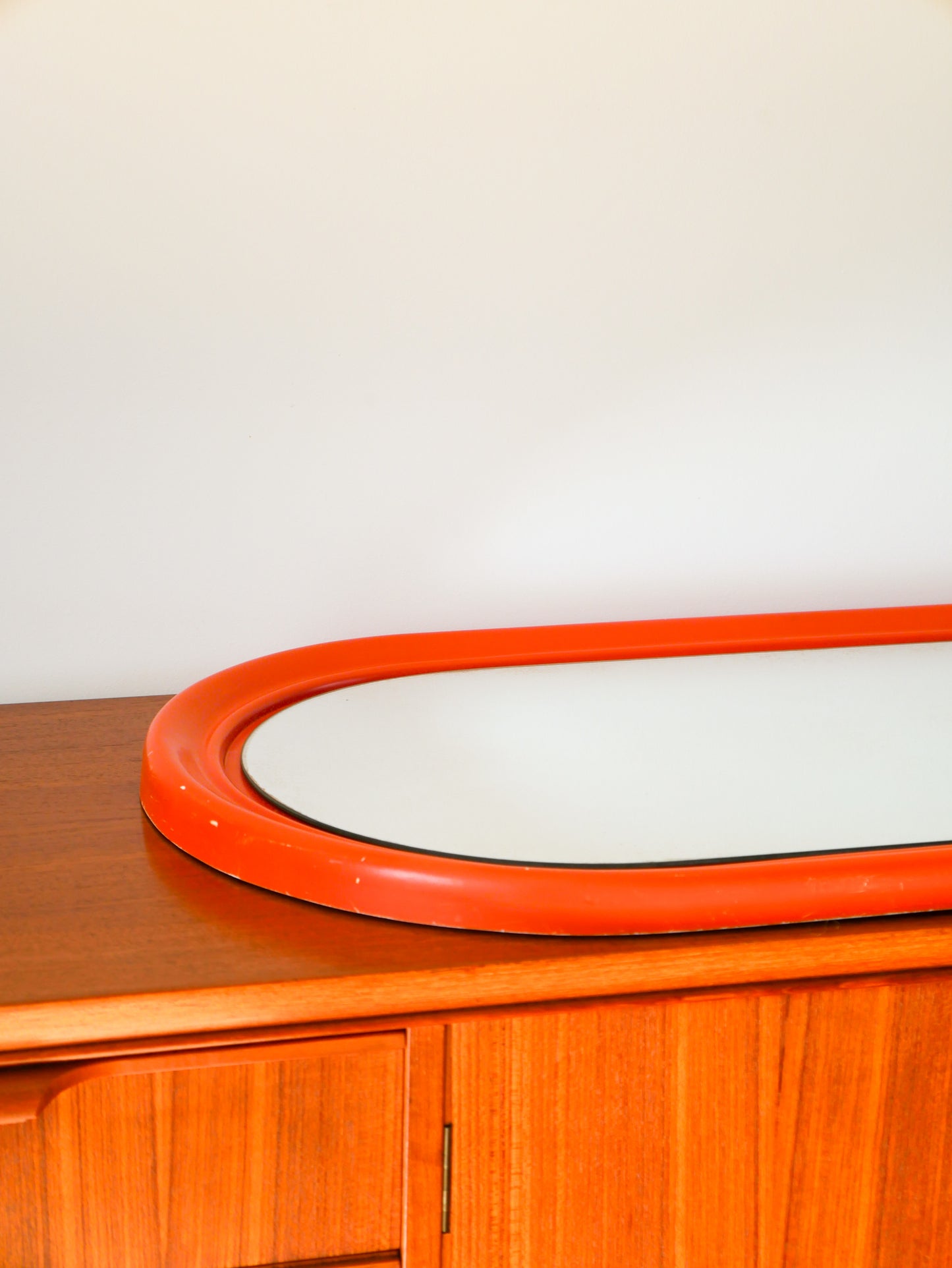 Grand miroir oval en plastique orange, Design, 1970