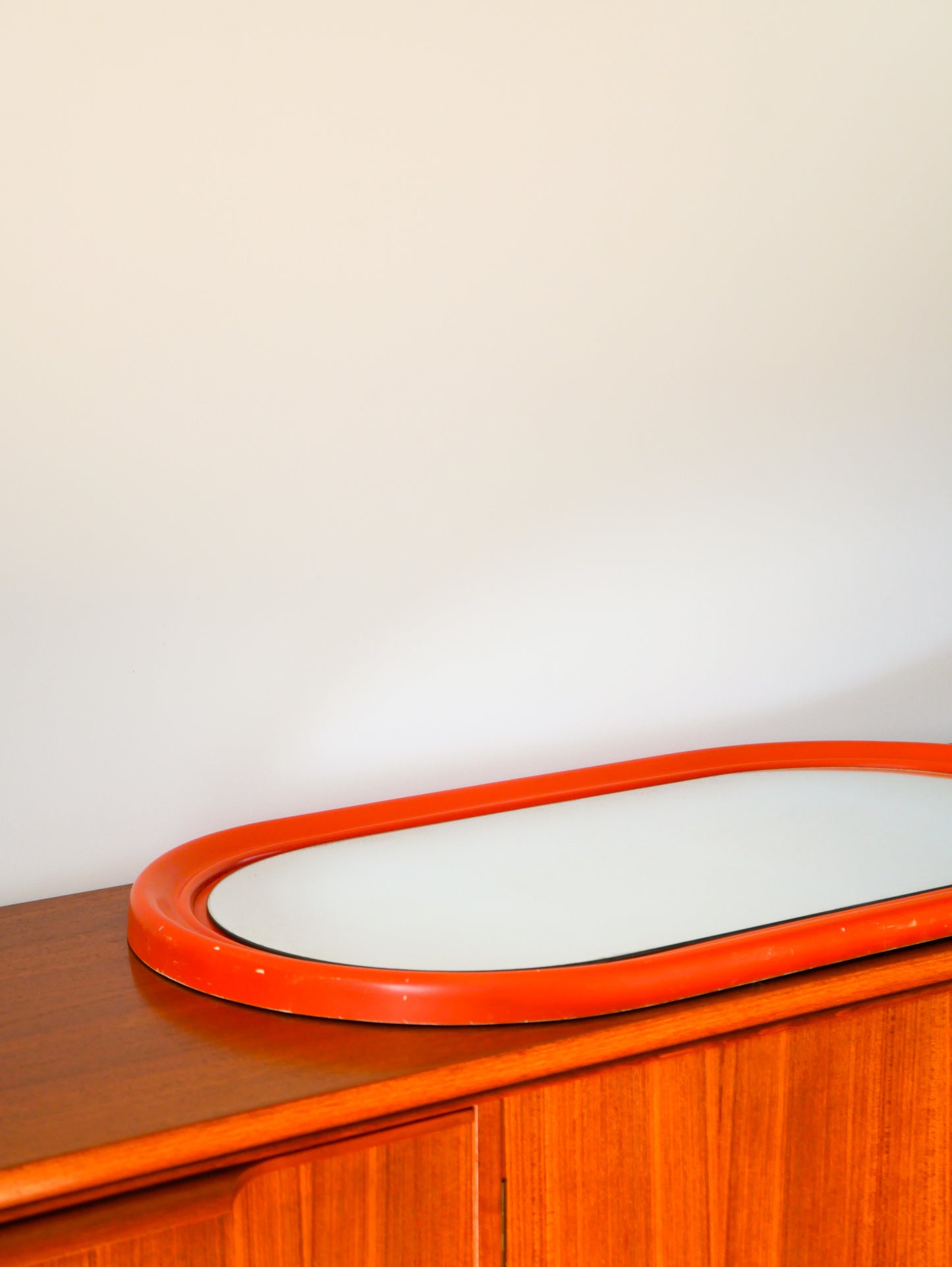 Grand miroir oval en plastique orange, Design, 1970