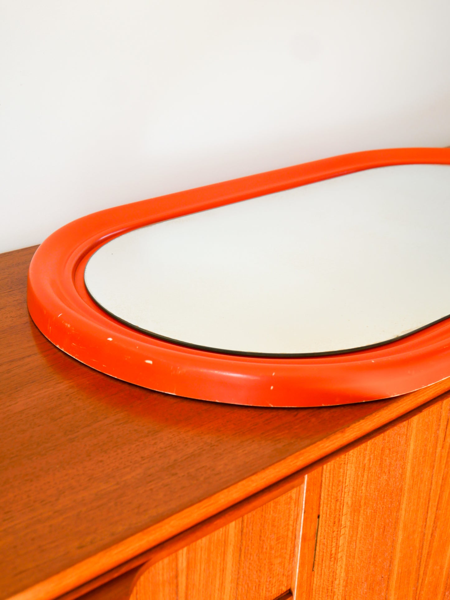 Grand miroir oval en plastique orange, Design, 1970