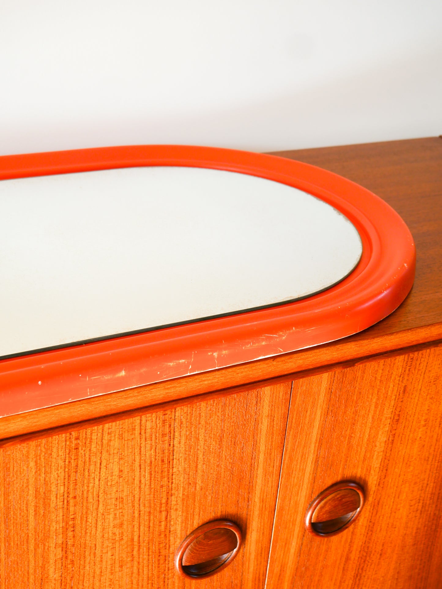 Grand miroir oval en plastique orange, Design, 1970