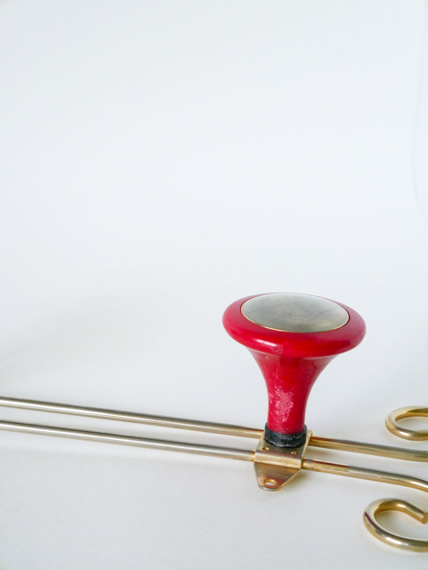 Portemanteau en laiton et plastique rouge, vintage, 1970