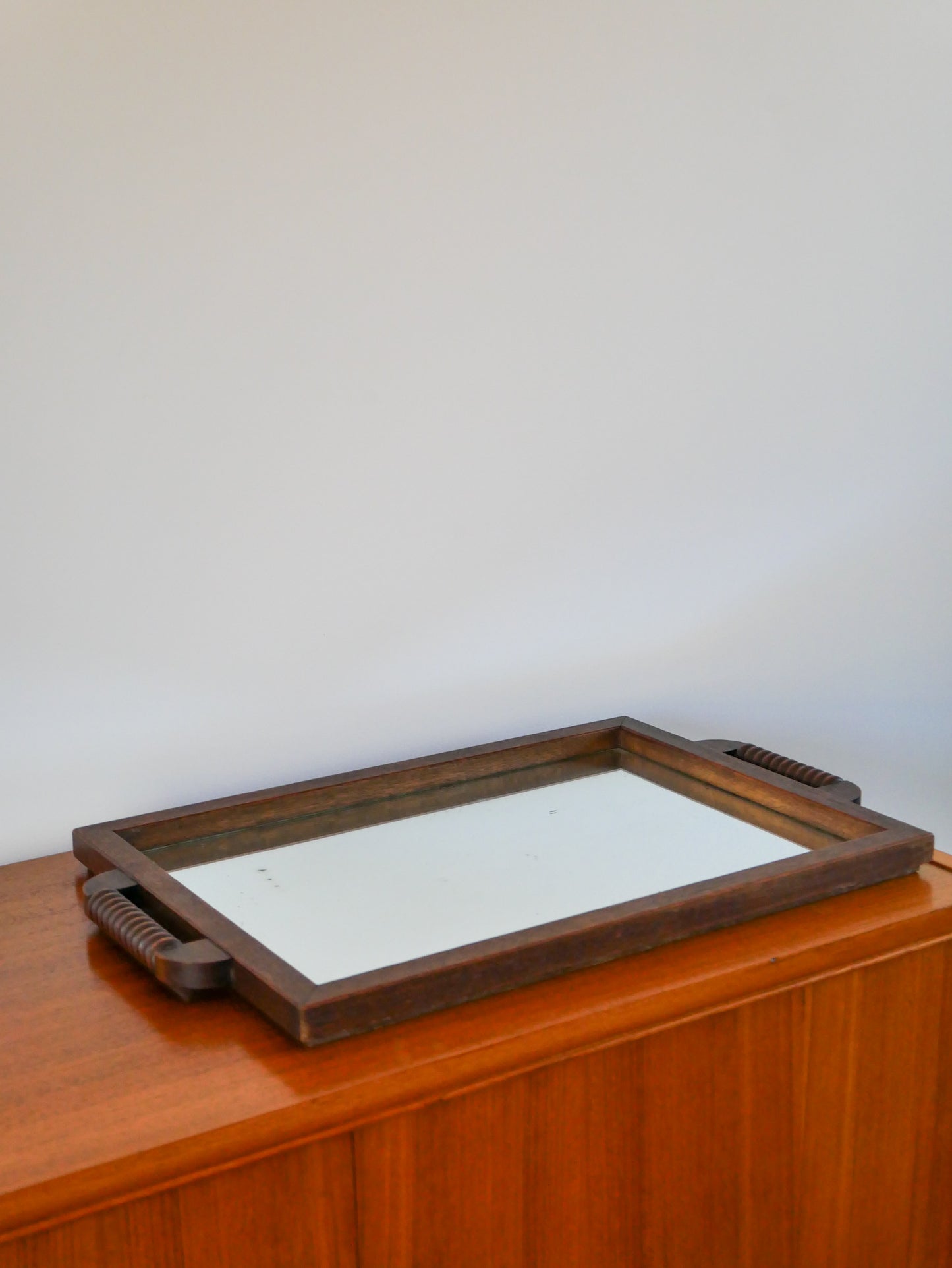 Grand plateau miroir en bois, poignées en bois tourné, 1940