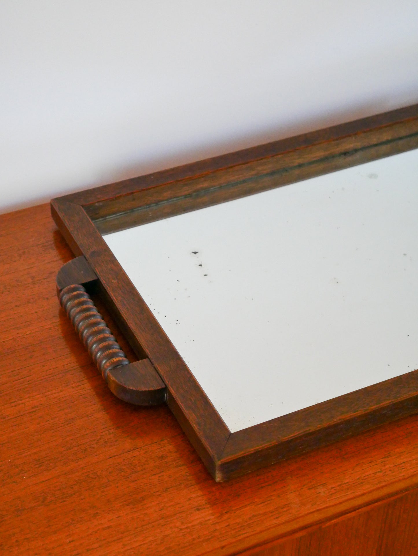 Grand plateau miroir en bois, poignées en bois tourné, 1940