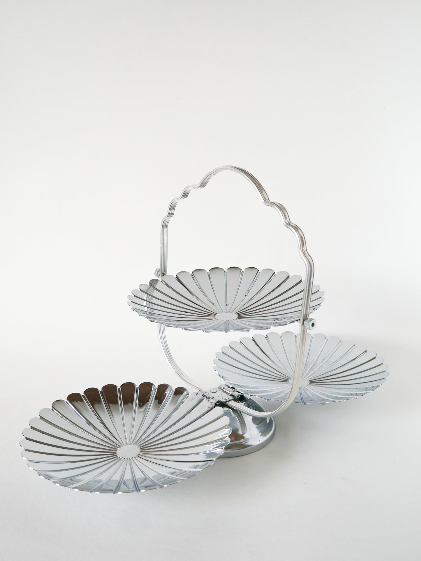 Grand plat / présentoir pliant en inox avec trois plateaux en forme de fleur, 1970 - 44 X 27 X 23 cm