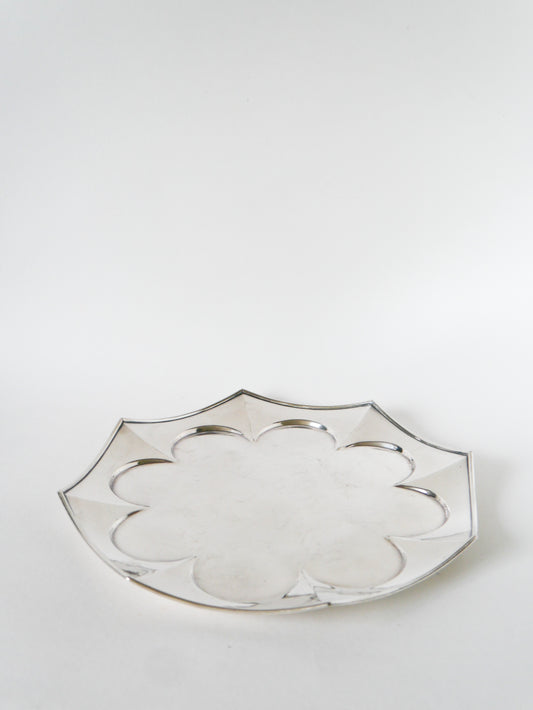 Plateau hexagonal en métal argenté, forme Fleur, 1940