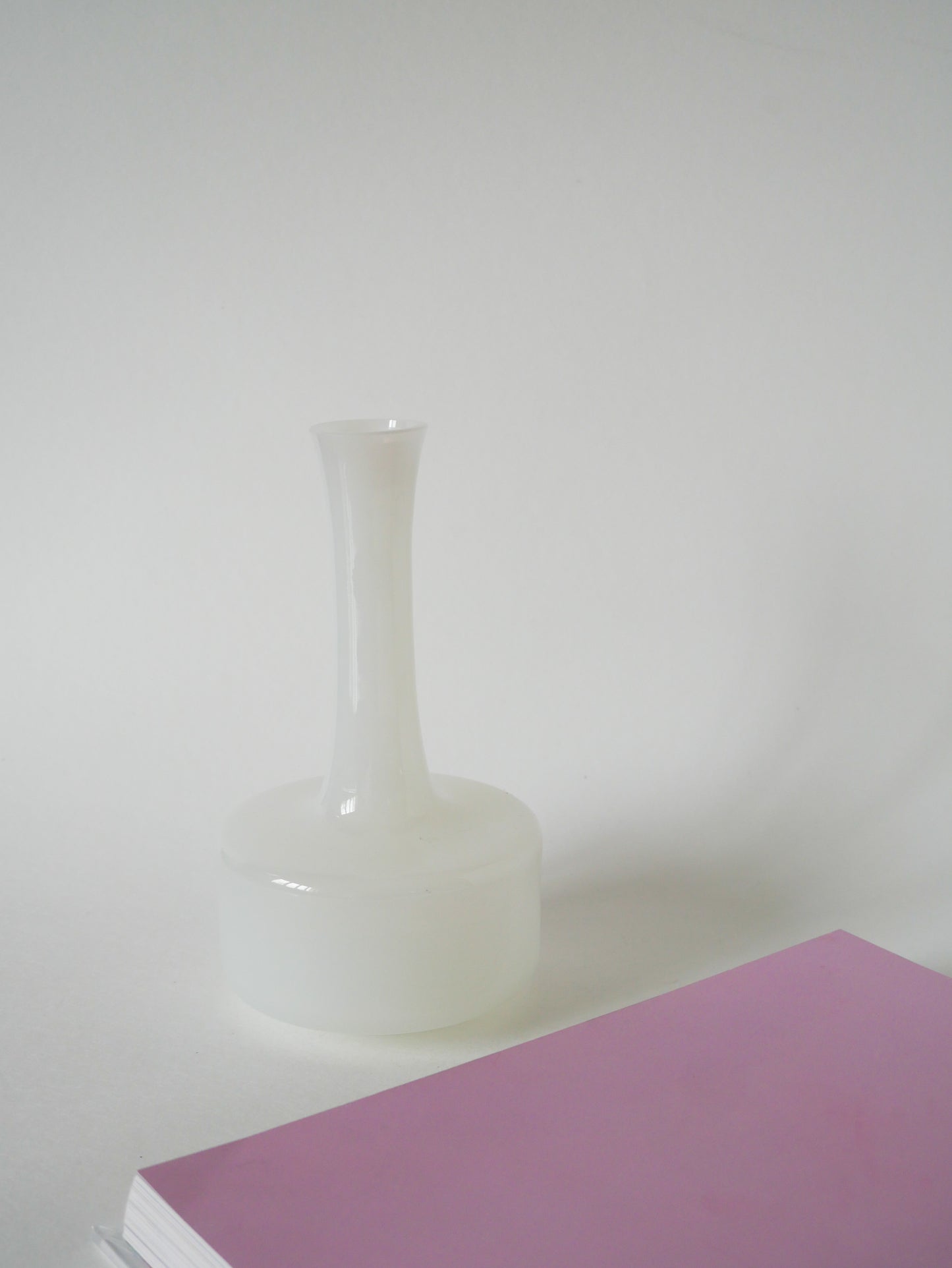 Vase en opaline blanc graphique, 1960, 20 X 11 cm
