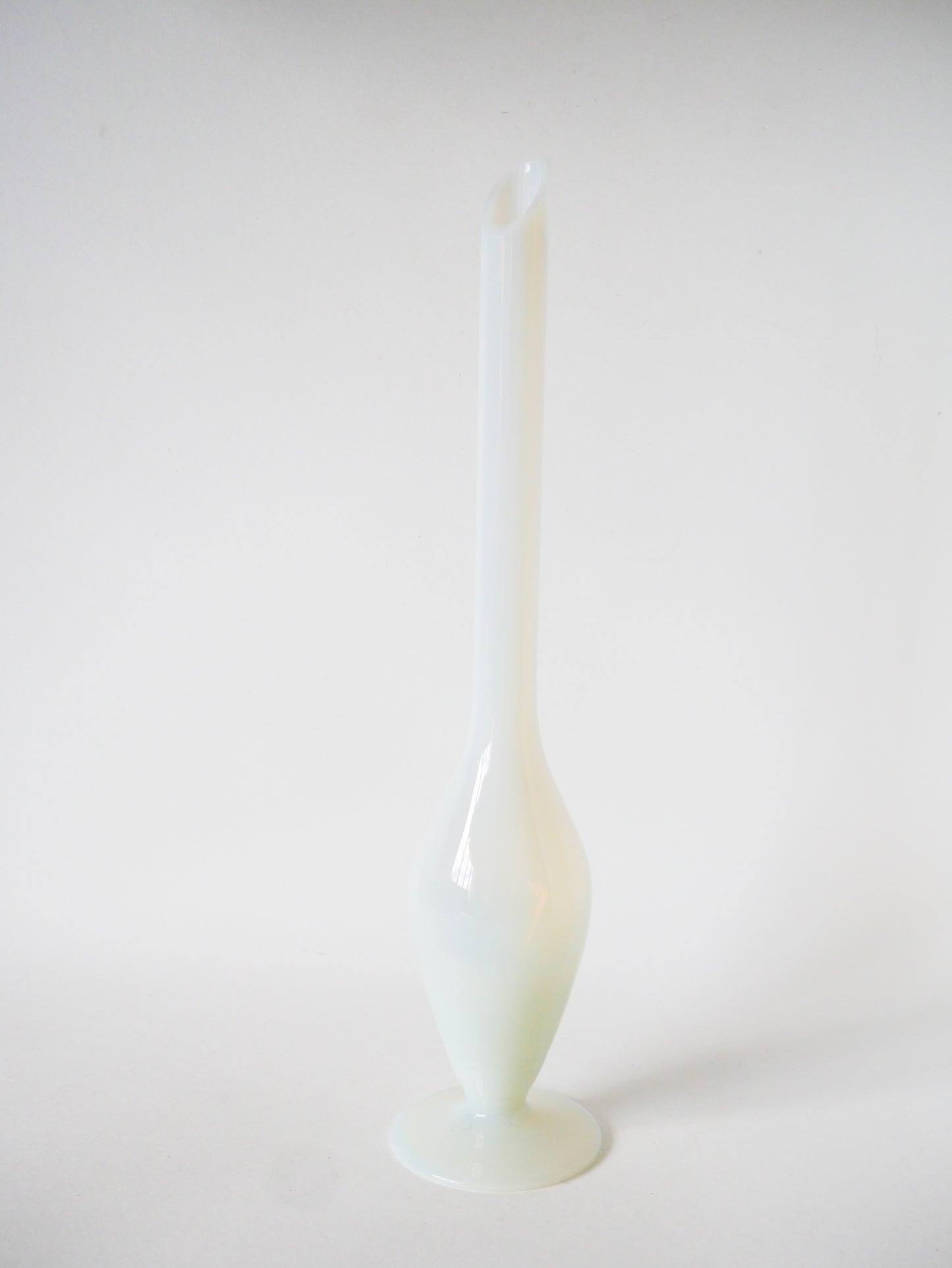 Grand vase soliflore en opaline, Blanc, 1960