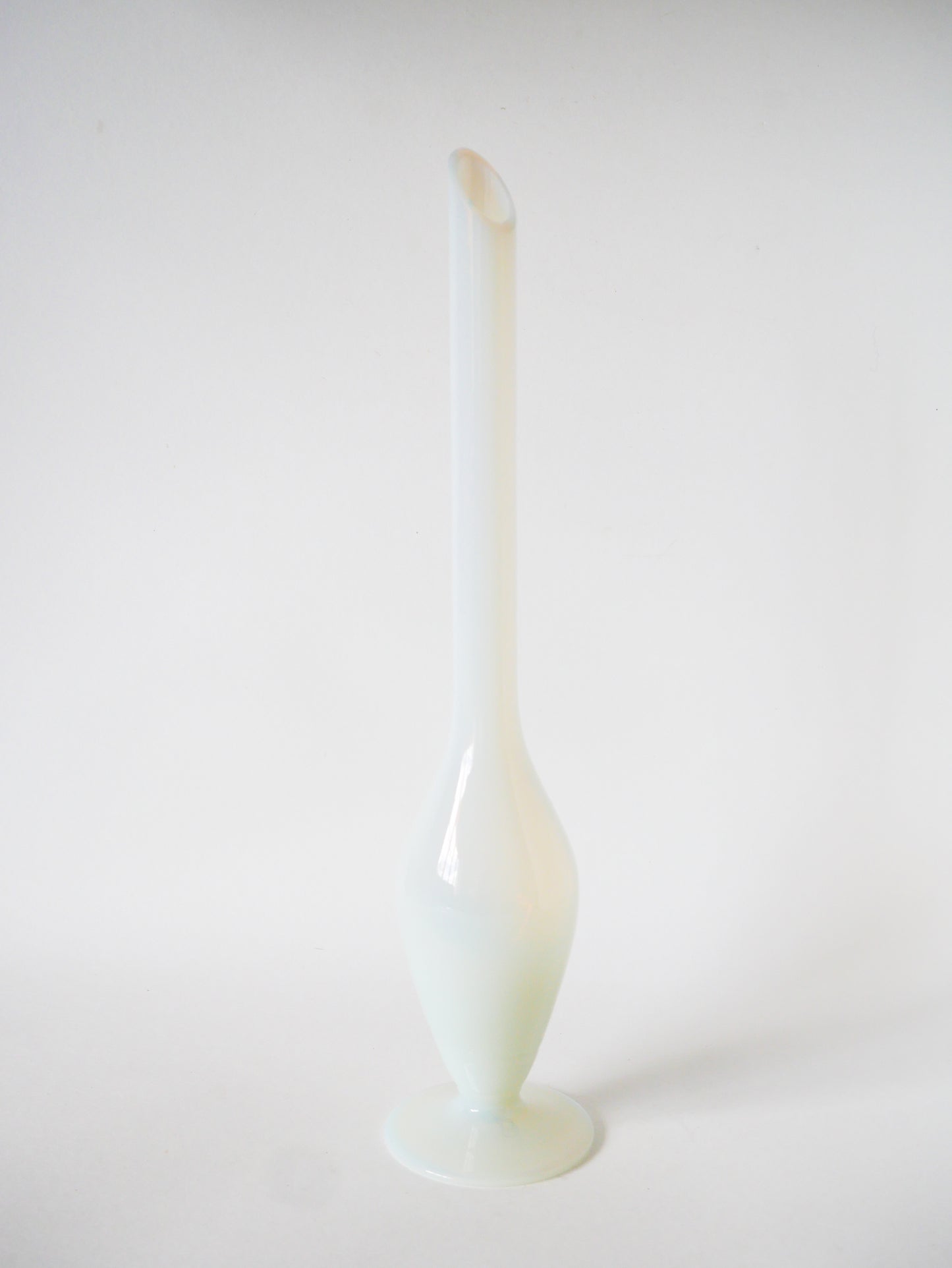 Grand vase soliflore en opaline, Blanc, 1960