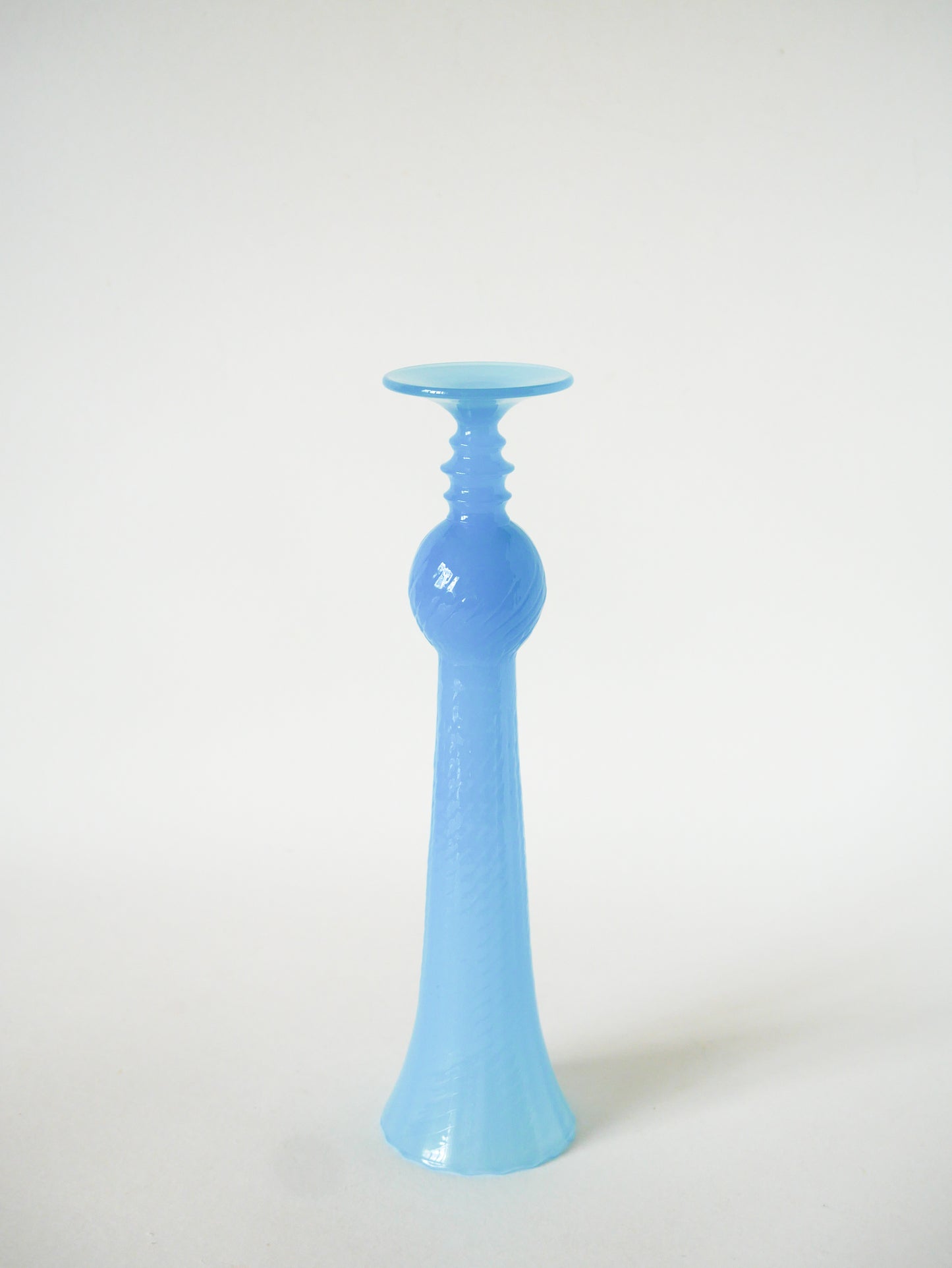 Vase en opaline à col dentelé et texturé, Bleu, 1960