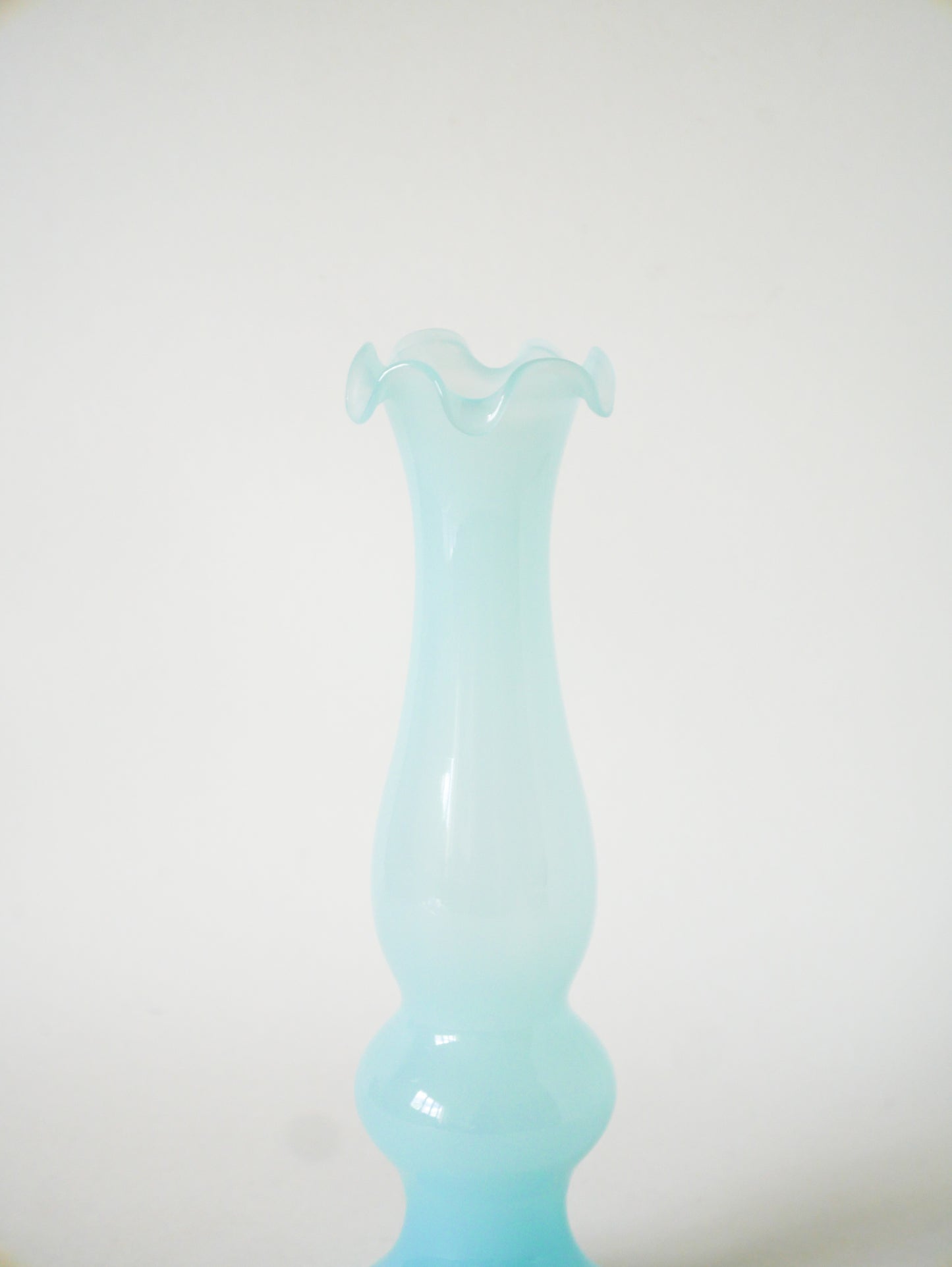 Vase en opaline à col dentelé, Bleu Ciel, 1960
