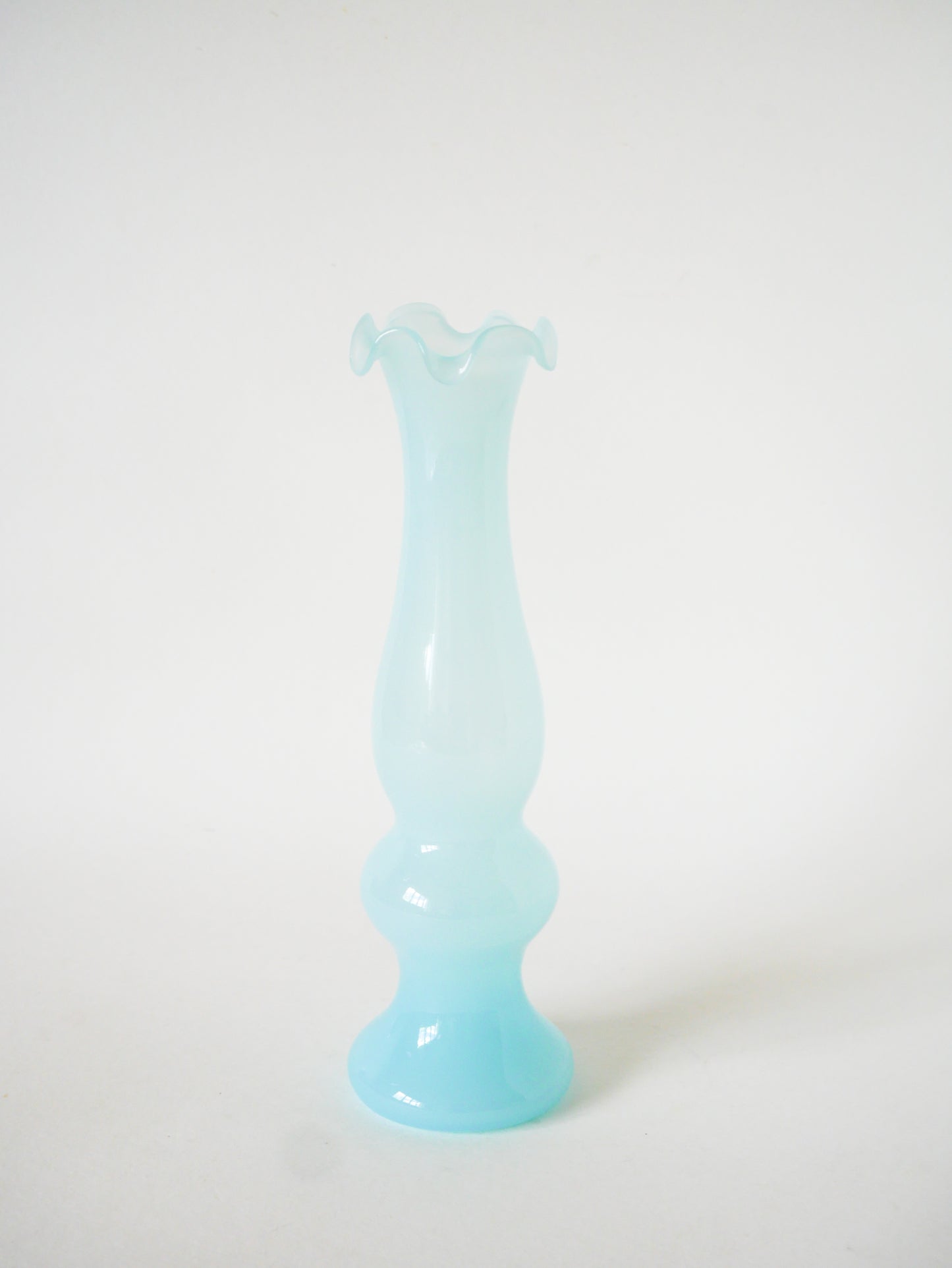 Vase en opaline à col dentelé, Bleu Ciel, 1960