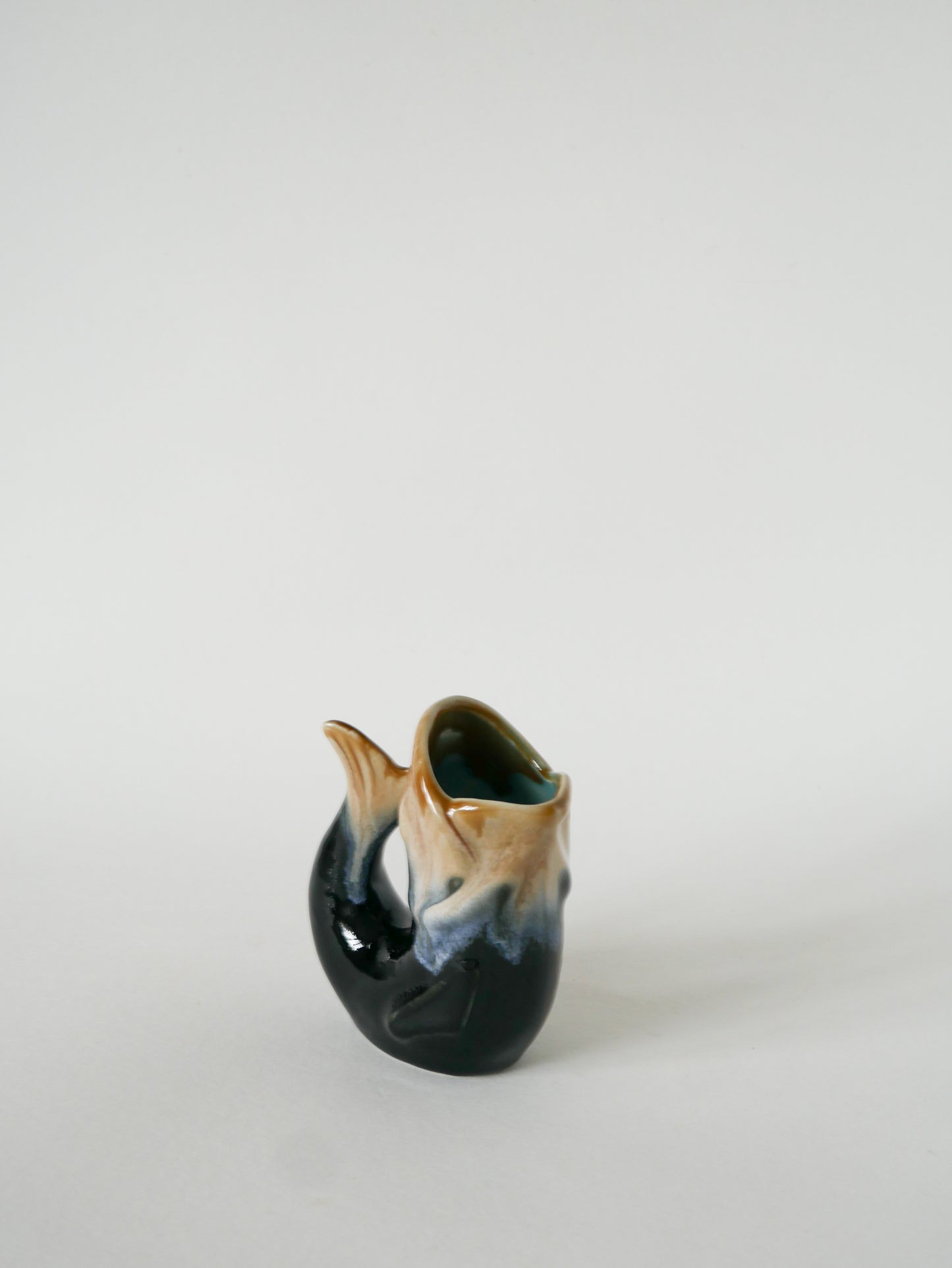 Mini vase poisson en céramique, Noir & Beige, 1970 - 13 X 11 cm