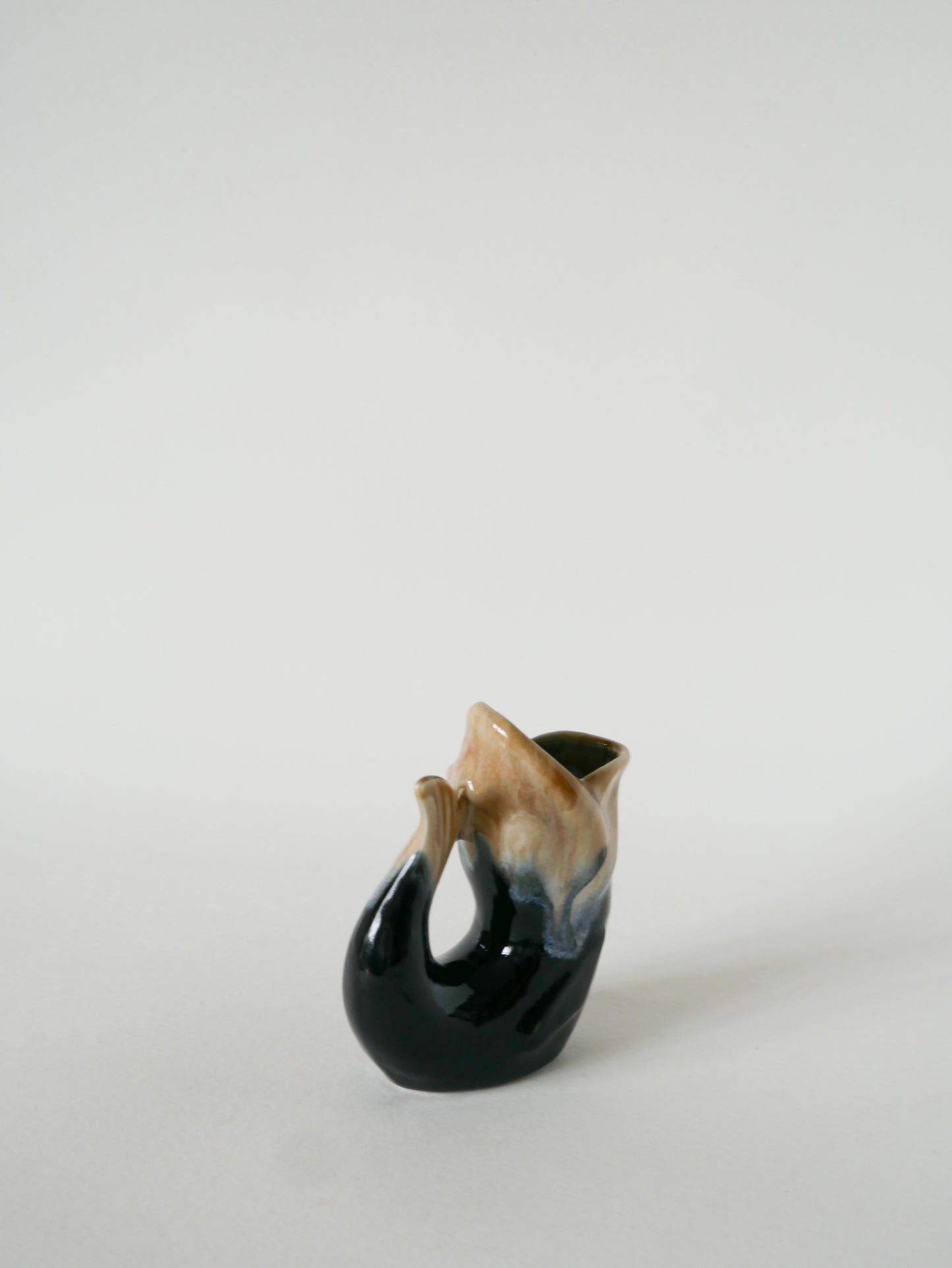 Mini vase poisson en céramique, Noir & Beige, 1970 - 13 X 11 cm