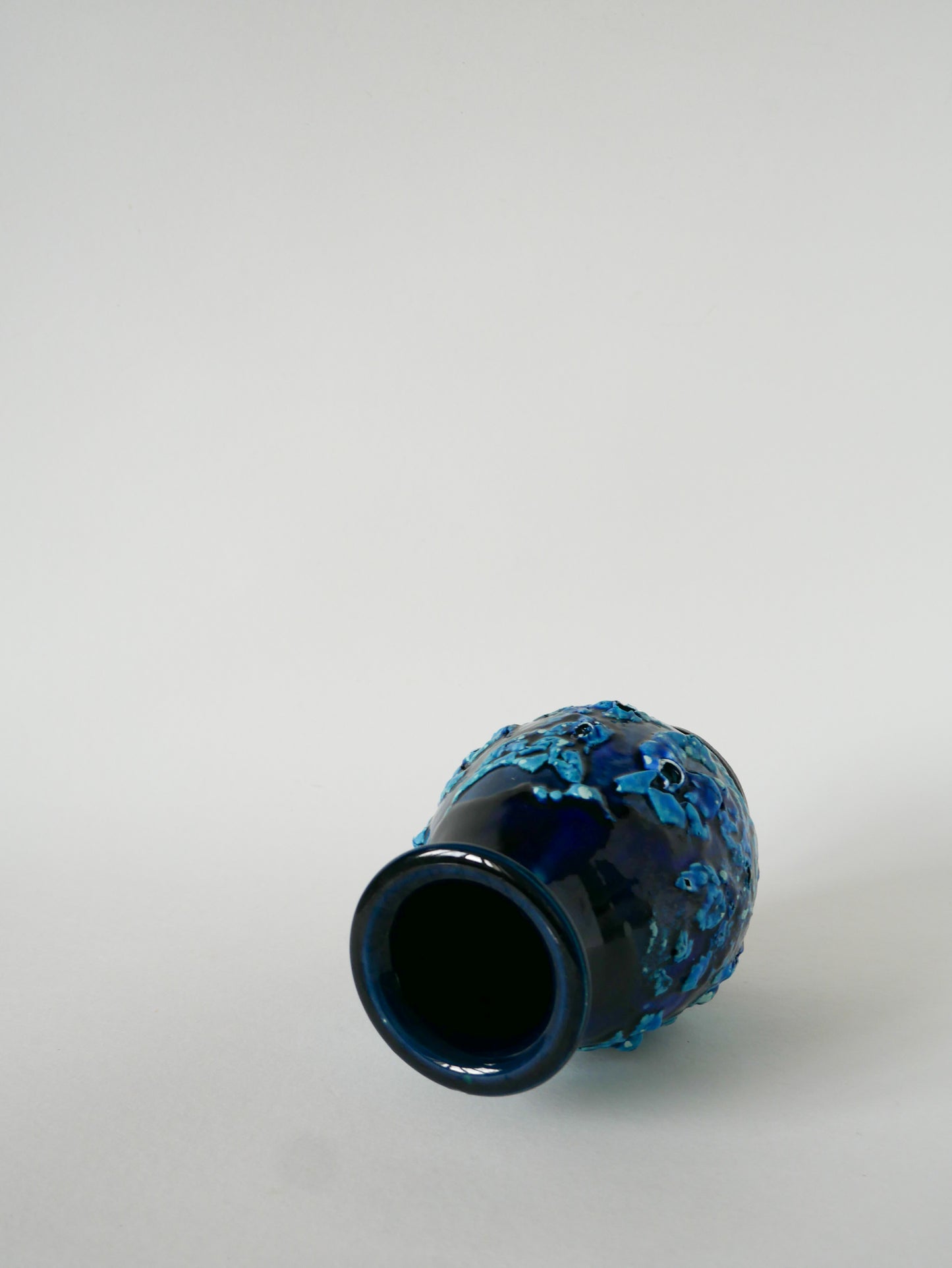Vase boule en céramique, Fat Lava, Bleu, 1970