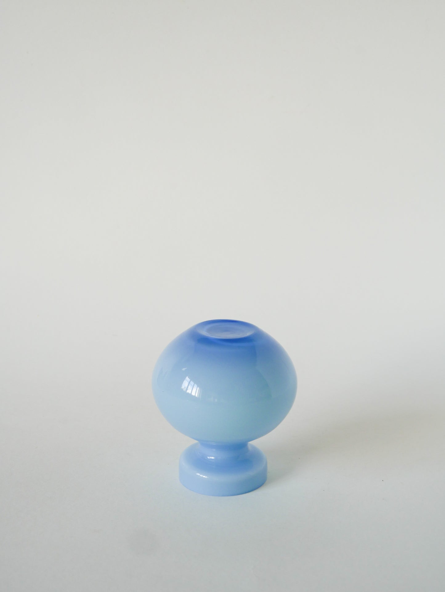Petit vase boule en opaline, Bleu Ciel, 1960
