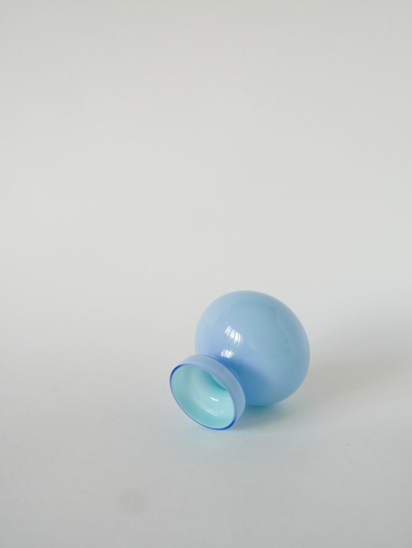 Petit vase boule en opaline, Bleu Ciel, 1960