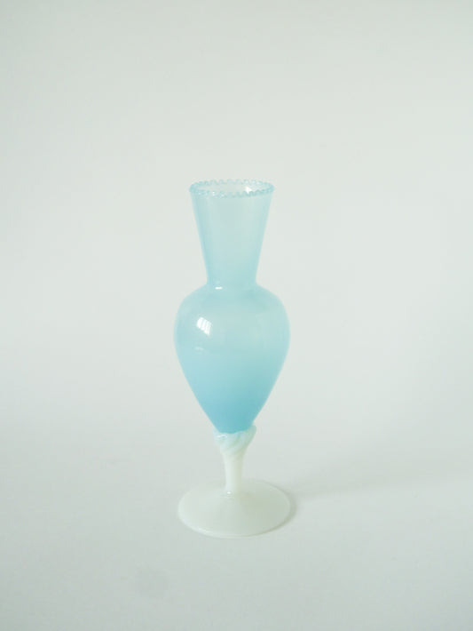 Vase en opaline pieds torsadé, Bleu Ciel et Blanc, 1960