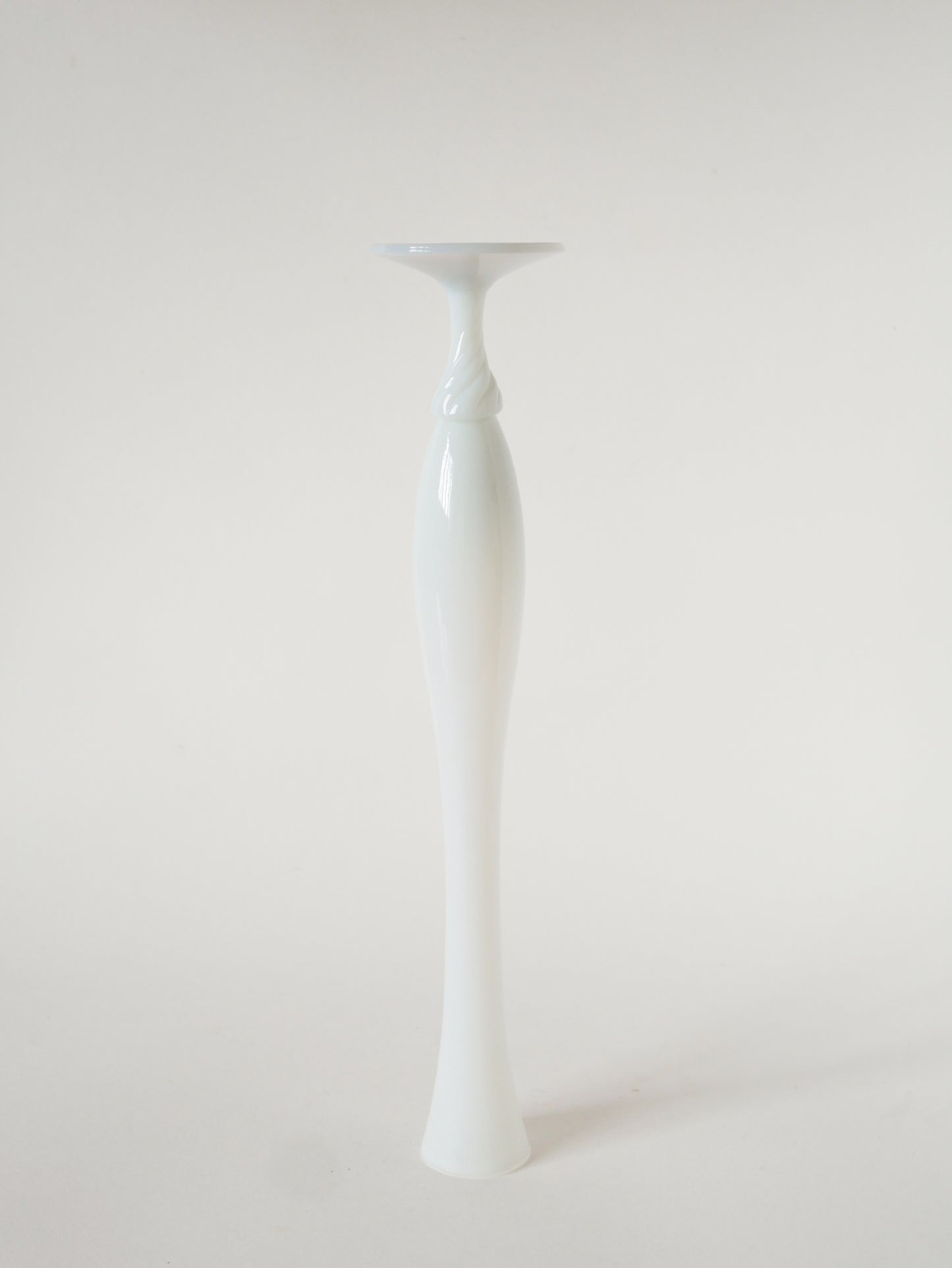 Vase en opaline pieds torsadé, Blanc, 1970 - 35 X 7 cm