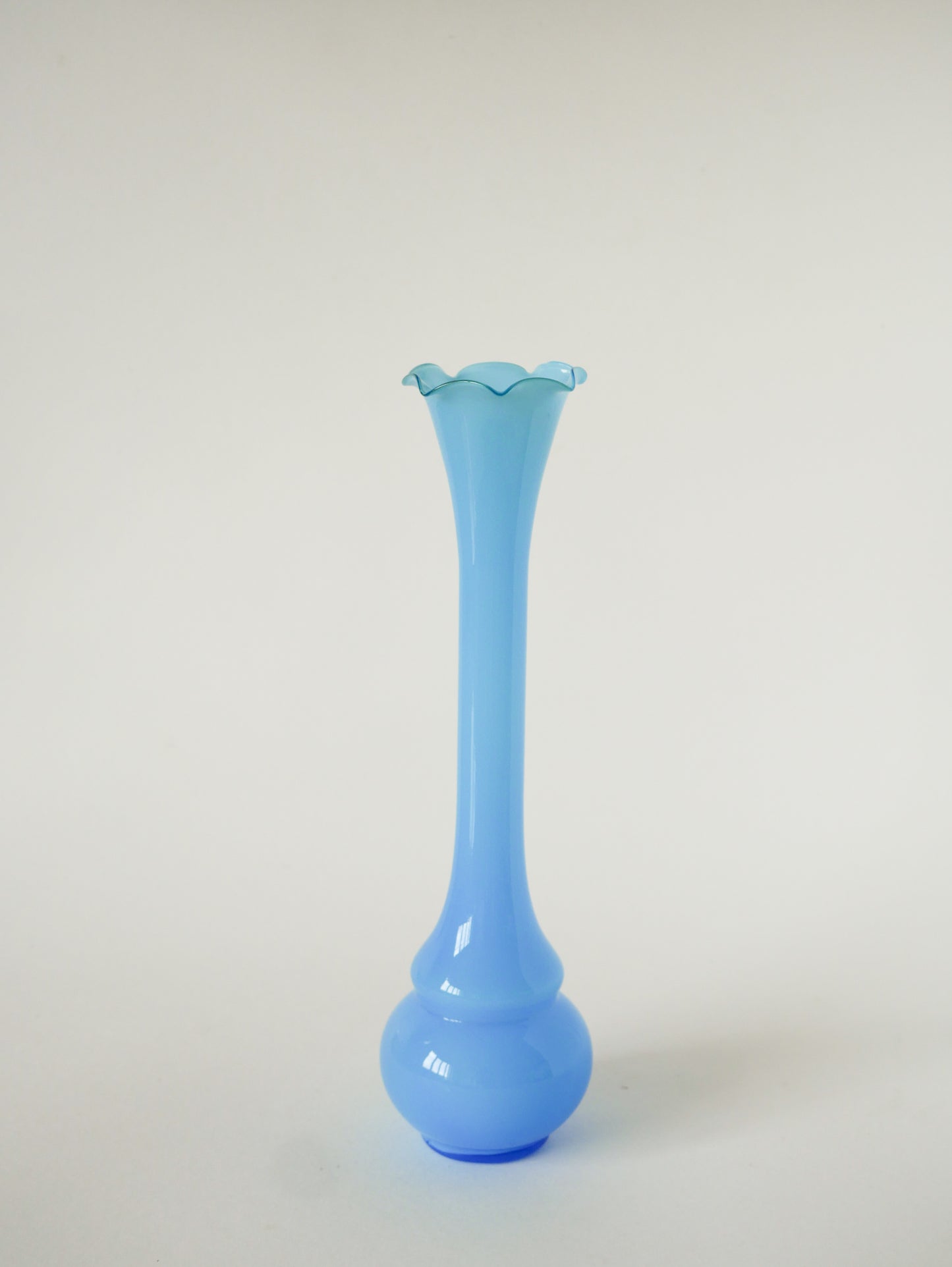 Vase en opaline dentelé, Bleu Ciel, 1960 - 30 X 9 cm