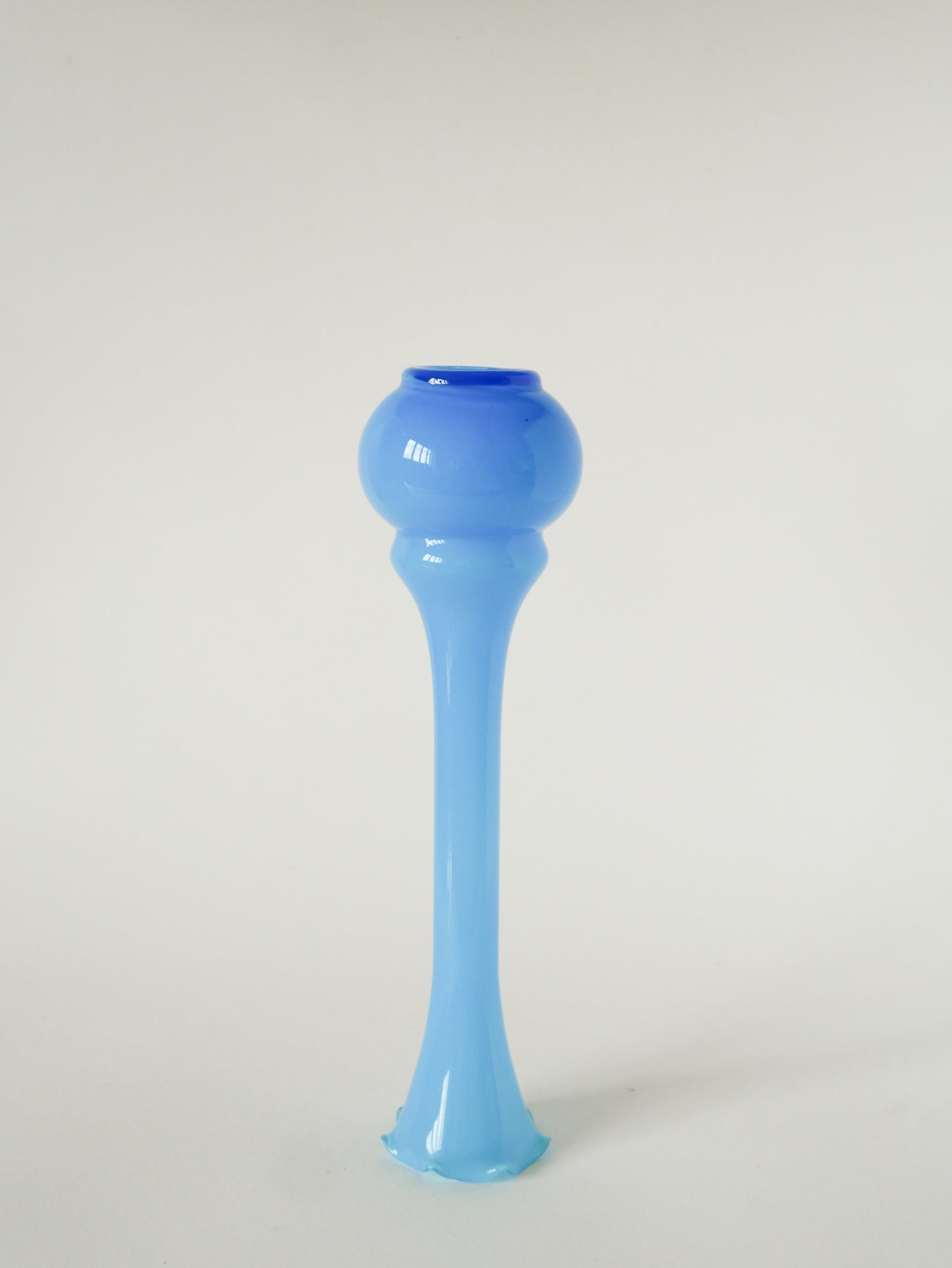 Vase en opaline dentelé, Bleu Ciel, 1960 - 30 X 9 cm